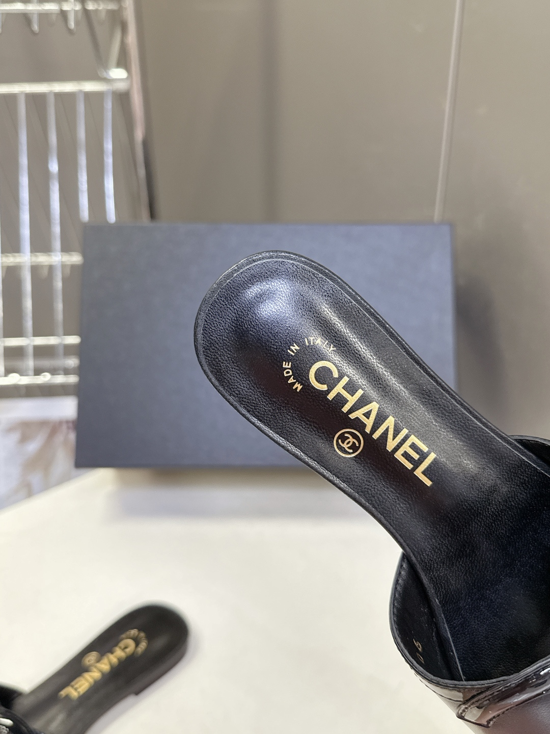 CHANEL香奈儿春夏最新款双C标识小凉拖超多明星网红种草 鞋面以品牌经典的互锁双C为核心装饰，采用撞色