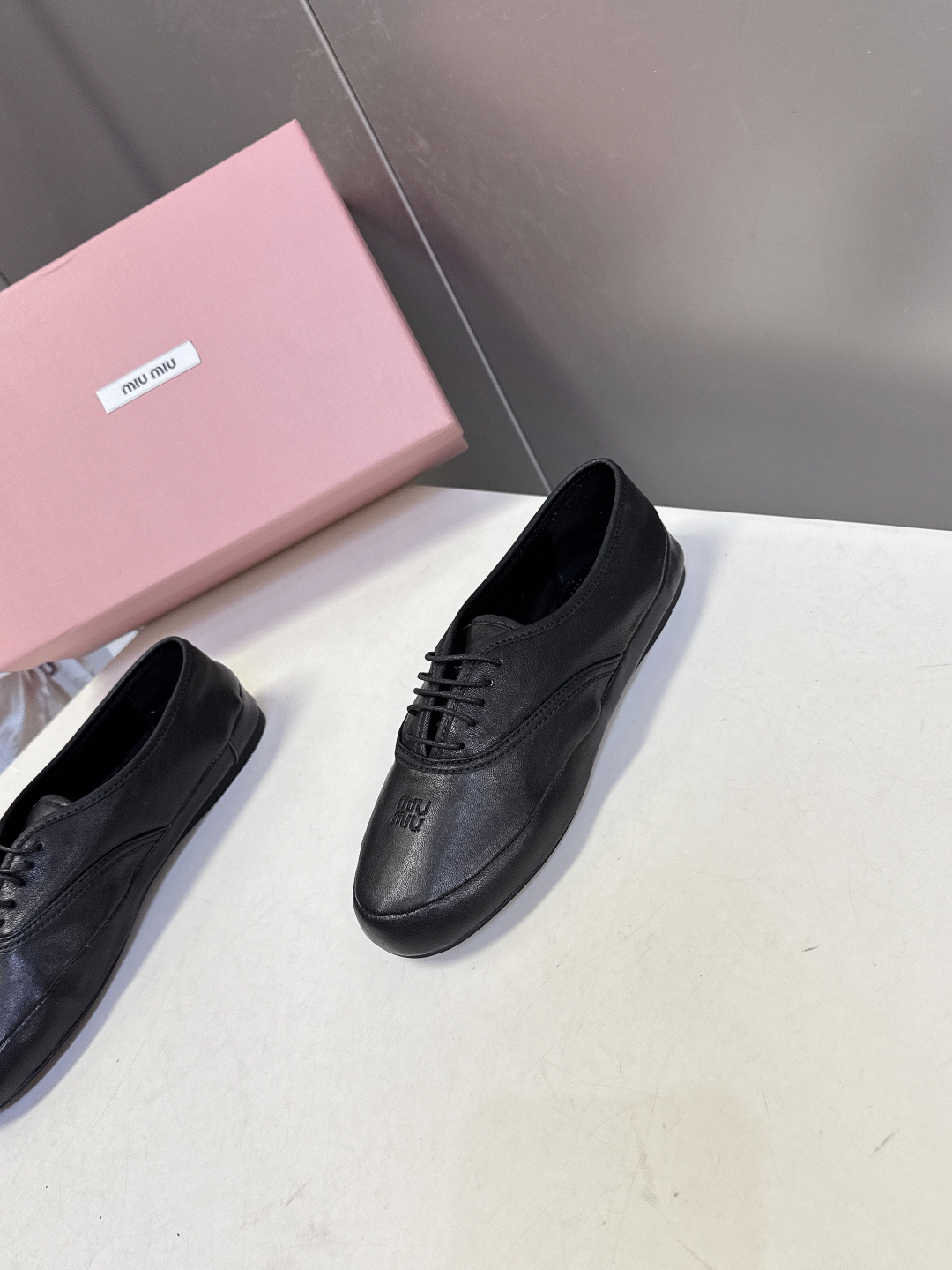 Miu Miu 缪缪春夏最新款复古系带芭蕾风平底鞋 超多明星网红种草 鞋头压印miu品牌logo 高级感