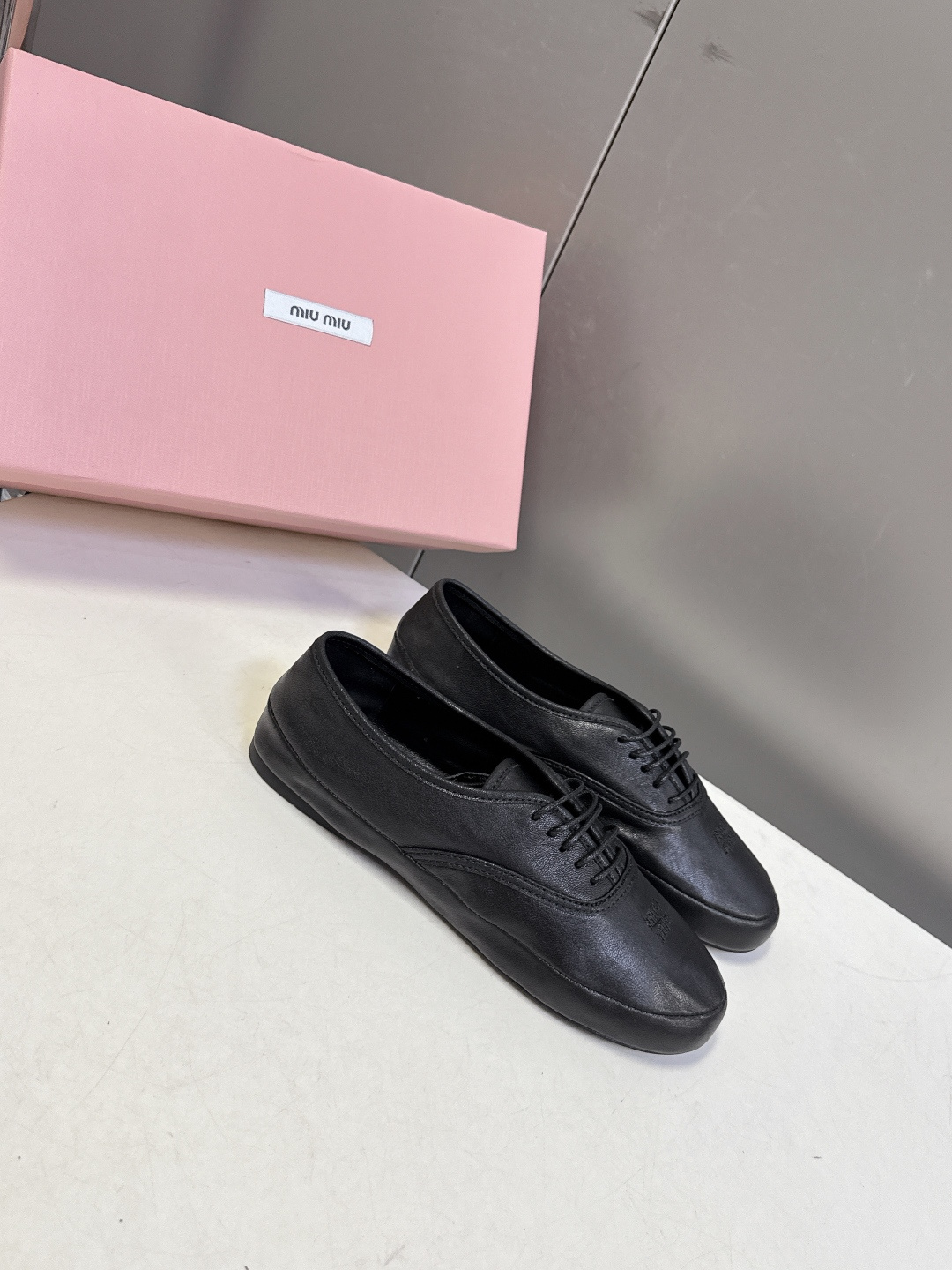 Miu Miu 缪缪春夏最新款复古系带芭蕾风平底鞋 超多明星网红种草 鞋头压印miu品牌logo 高级感