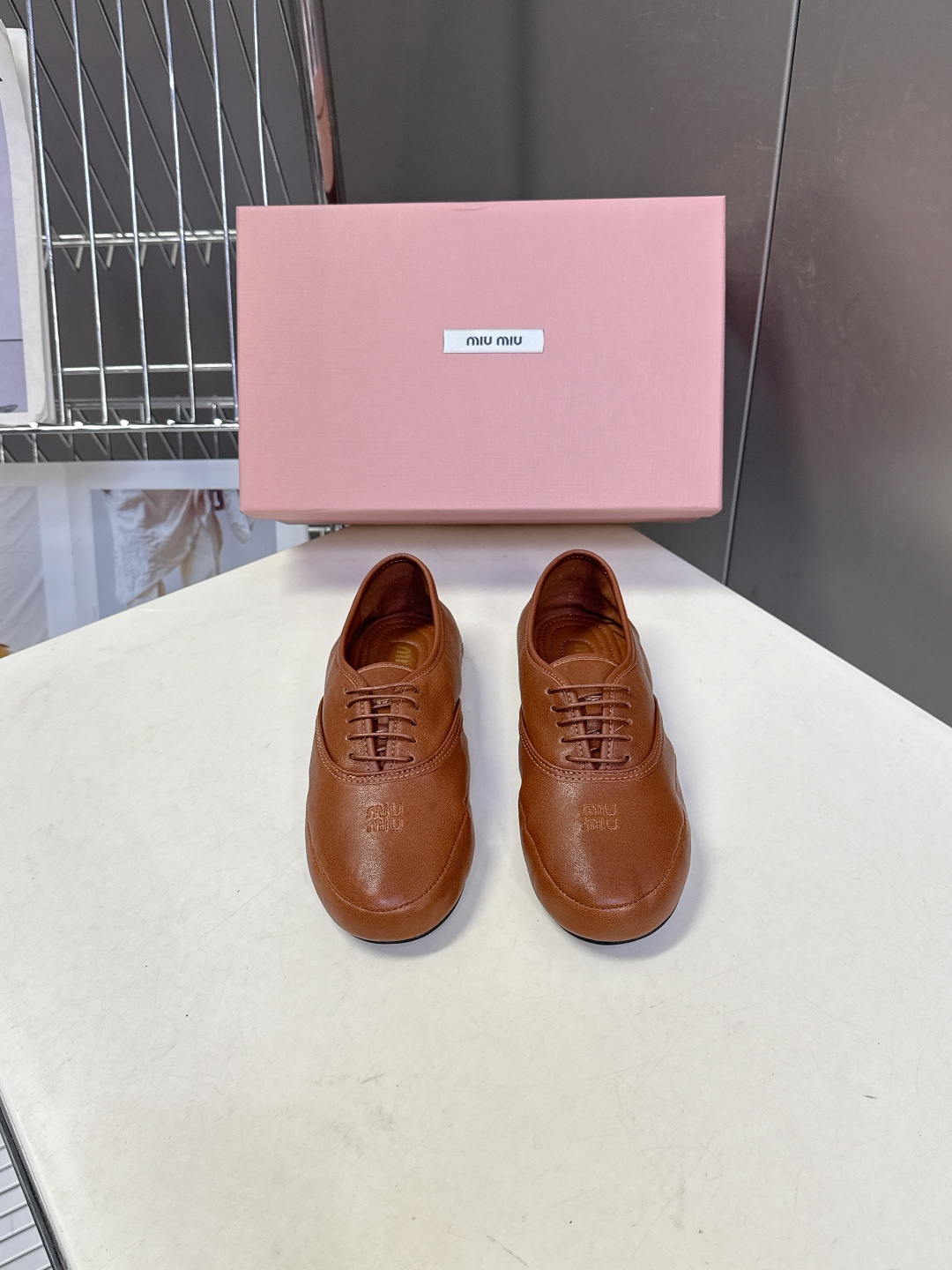 Miu Miu 缪缪春夏最新款复古系带芭蕾风平底鞋 超多明星网红种草 鞋头压印miu品牌logo 高级感