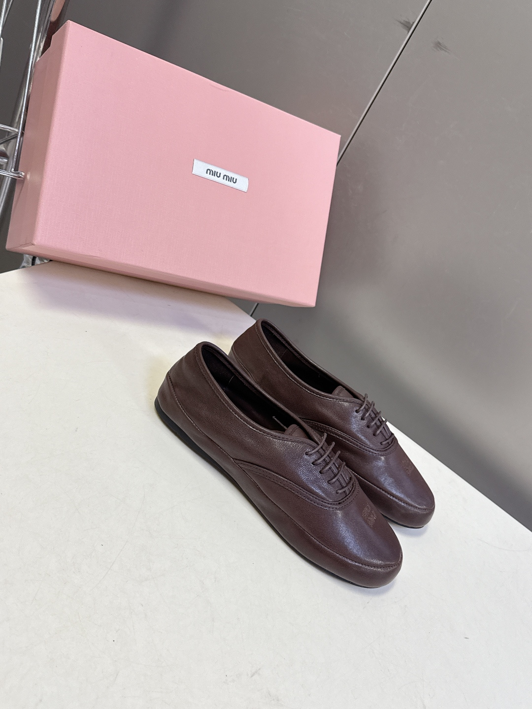 Miu Miu 缪缪春夏最新款复古系带芭蕾风平底鞋 超多明星网红种草 鞋头压印miu品牌logo 高级感