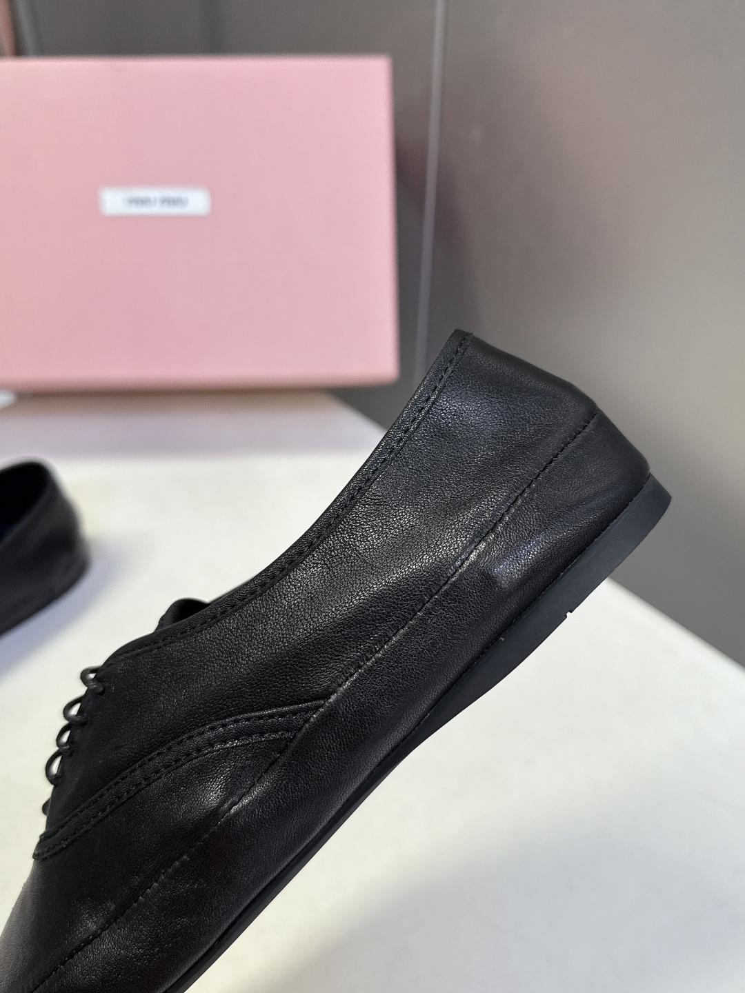 Miu Miu 缪缪春夏最新款复古系带芭蕾风平底鞋 超多明星网红种草 鞋头压印miu品牌logo 高级感