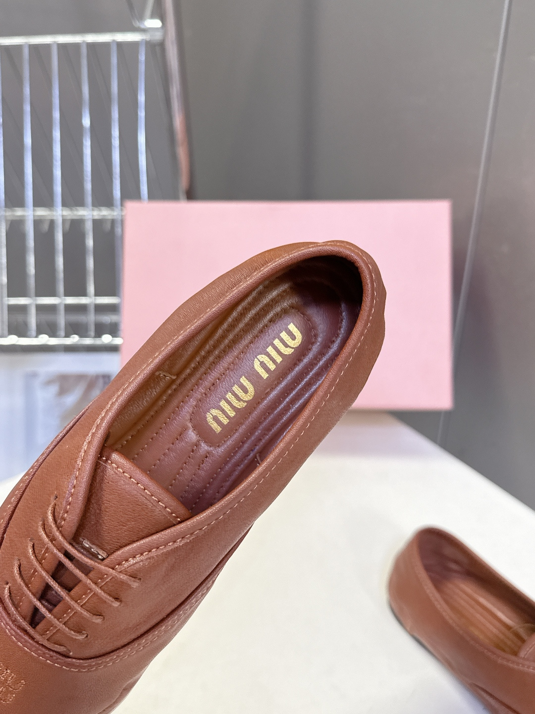 Miu Miu 缪缪春夏最新款复古系带芭蕾风平底鞋 超多明星网红种草 鞋头压印miu品牌logo 高级感