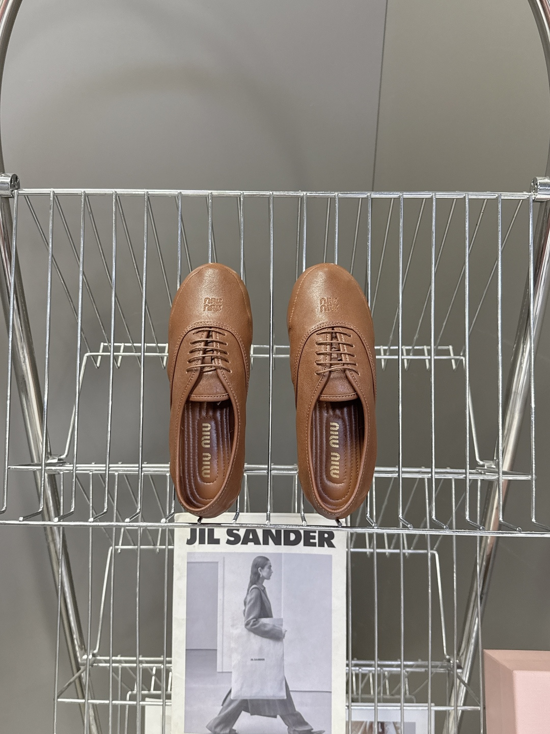 Miu Miu 缪缪春夏最新款复古系带芭蕾风平底鞋 超多明星网红种草 鞋头压印miu品牌logo 高级感