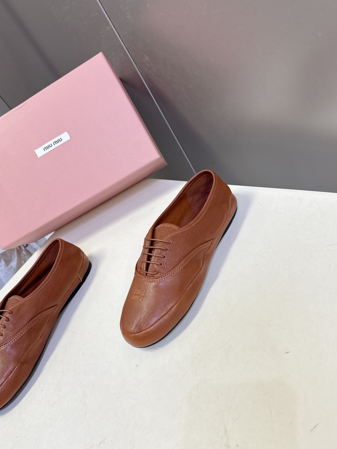 Miu Miu 缪缪春夏最新款复古系带芭蕾风平底鞋 超多明星网红种草 鞋头压印miu品牌logo 高级感