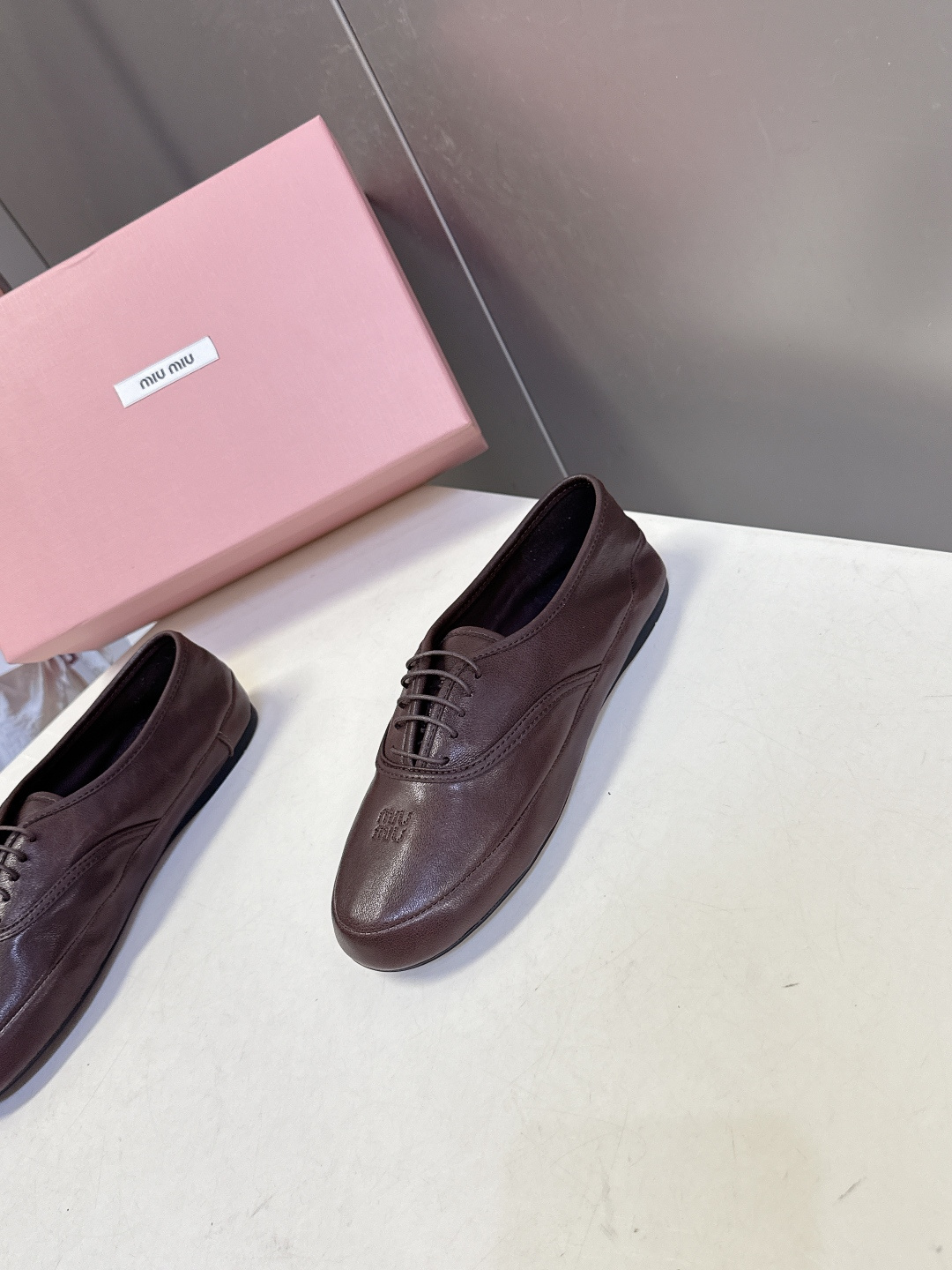 Miu Miu 缪缪春夏最新款复古系带芭蕾风平底鞋 超多明星网红种草 鞋头压印miu品牌logo 高级感