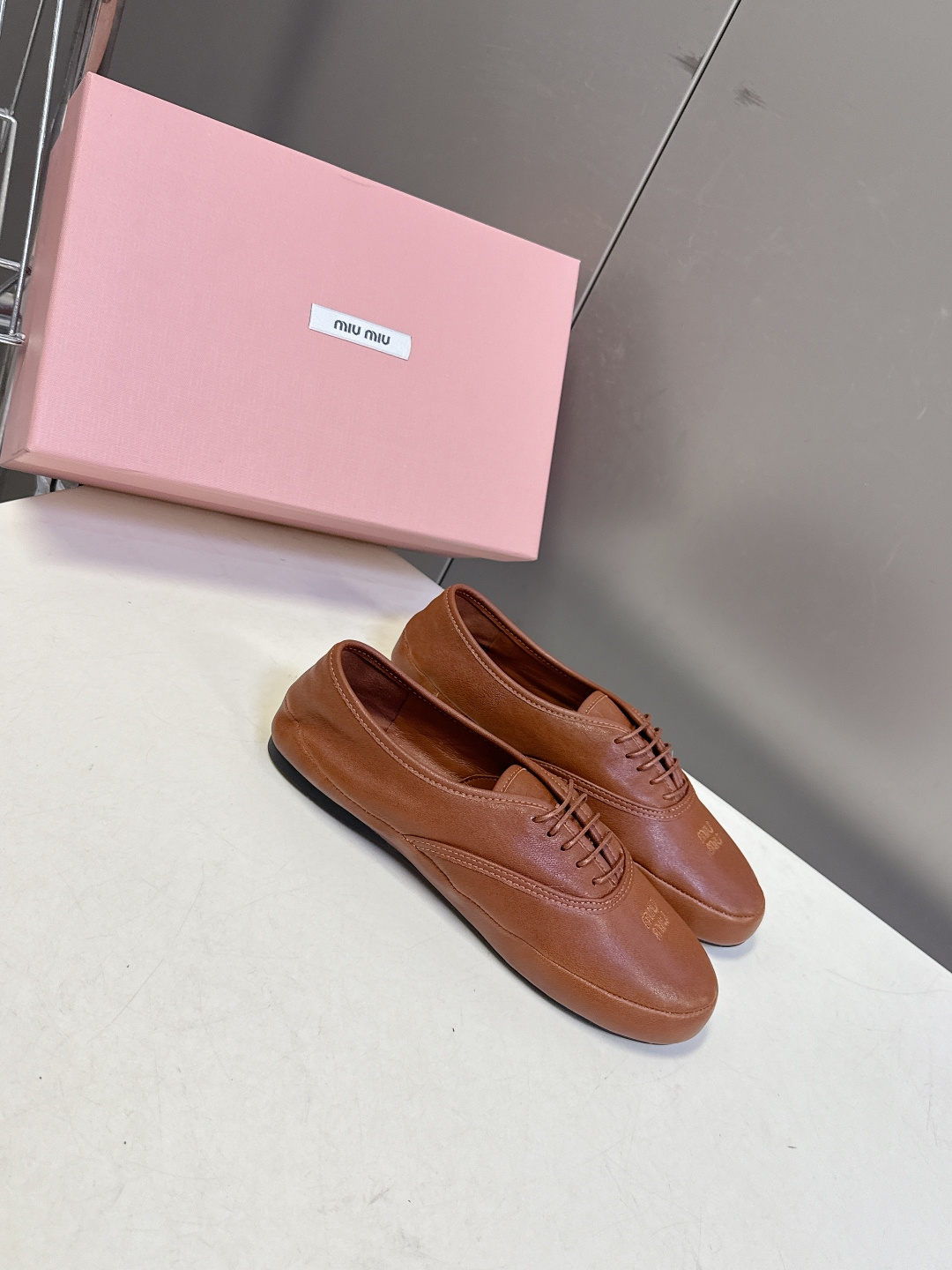 Miu Miu 缪缪春夏最新款复古系带芭蕾风平底鞋 超多明星网红种草 鞋头压印miu品牌logo 高级感