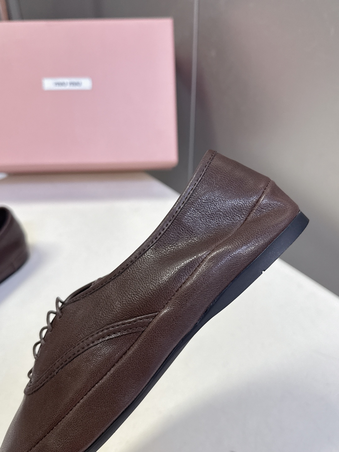 Miu Miu 缪缪春夏最新款复古系带芭蕾风平底鞋 超多明星网红种草 鞋头压印miu品牌logo 高级感