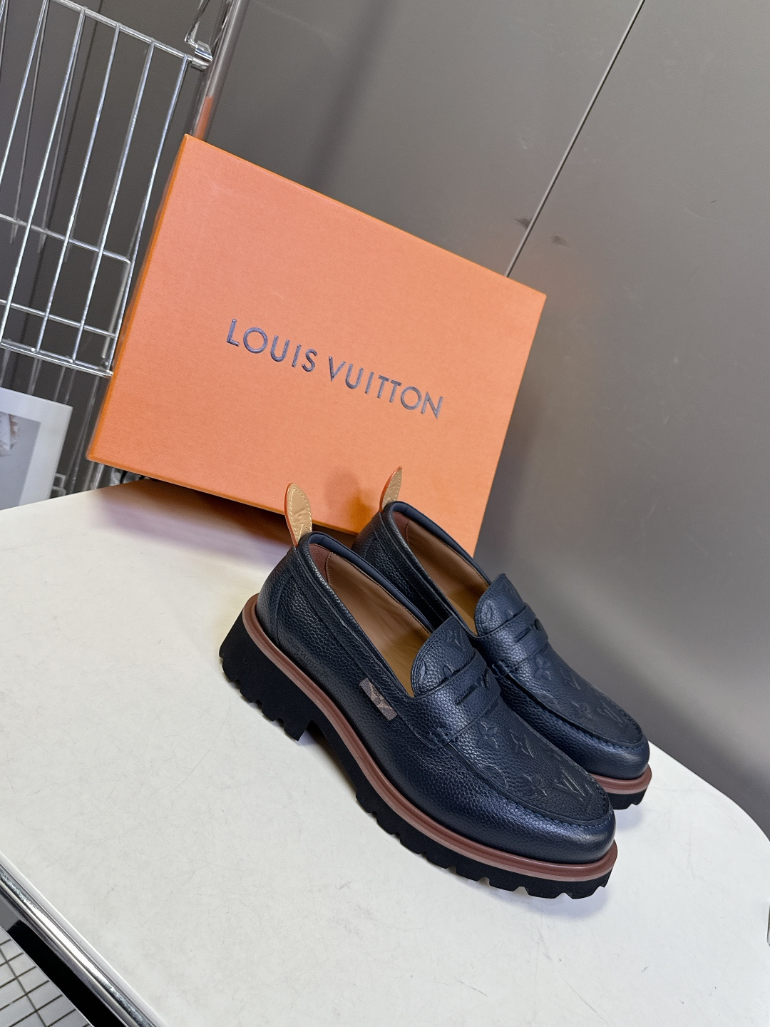 Louis Vuitton路易威登春夏最新款压纹厚底乐福皮鞋 超多明星网红种草 属于品牌标志性的“工装风