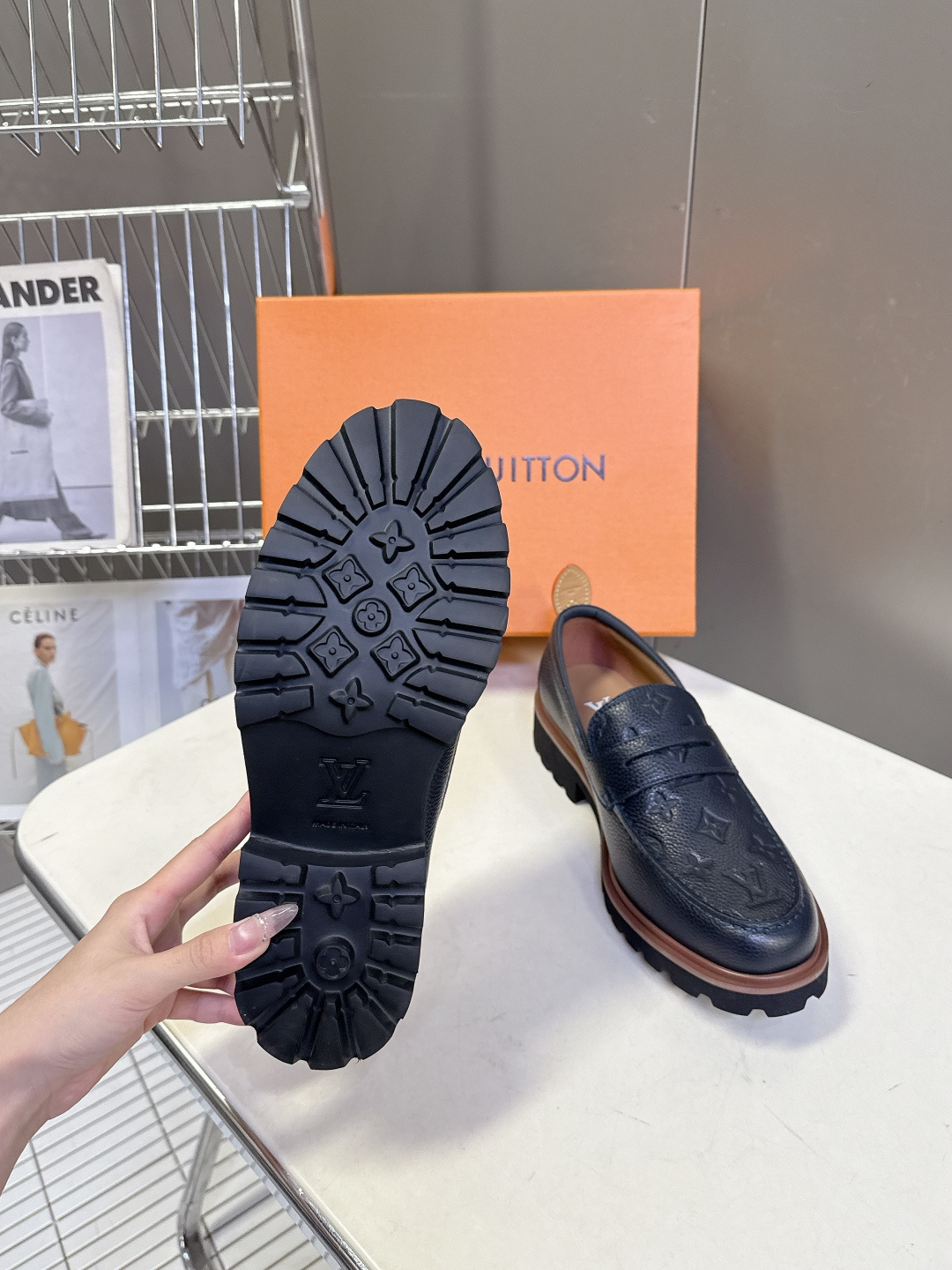 Louis Vuitton路易威登春夏最新款压纹厚底乐福皮鞋 超多明星网红种草 属于品牌标志性的“工装风