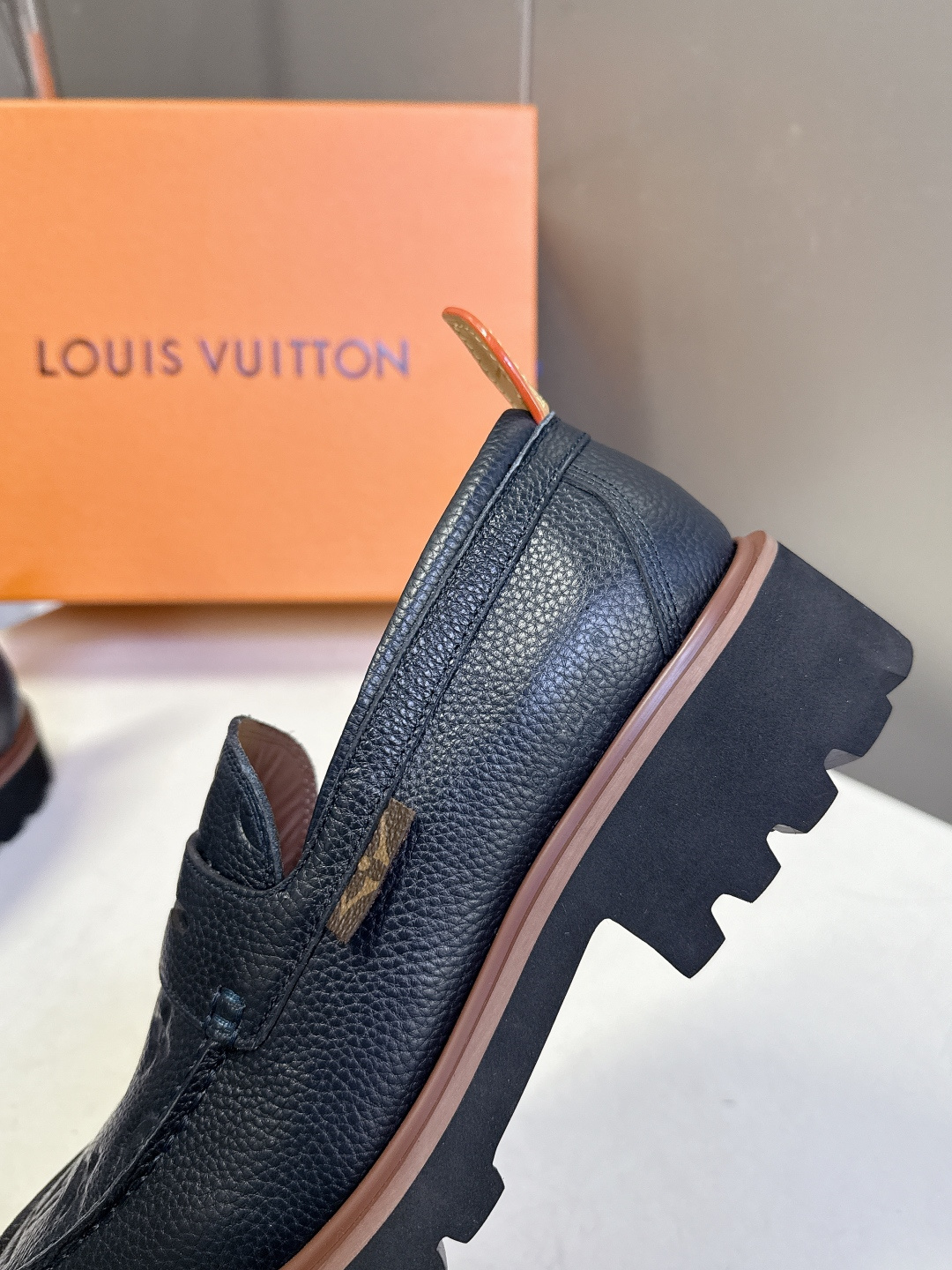 Louis Vuitton路易威登春夏最新款压纹厚底乐福皮鞋 超多明星网红种草 属于品牌标志性的“工装风