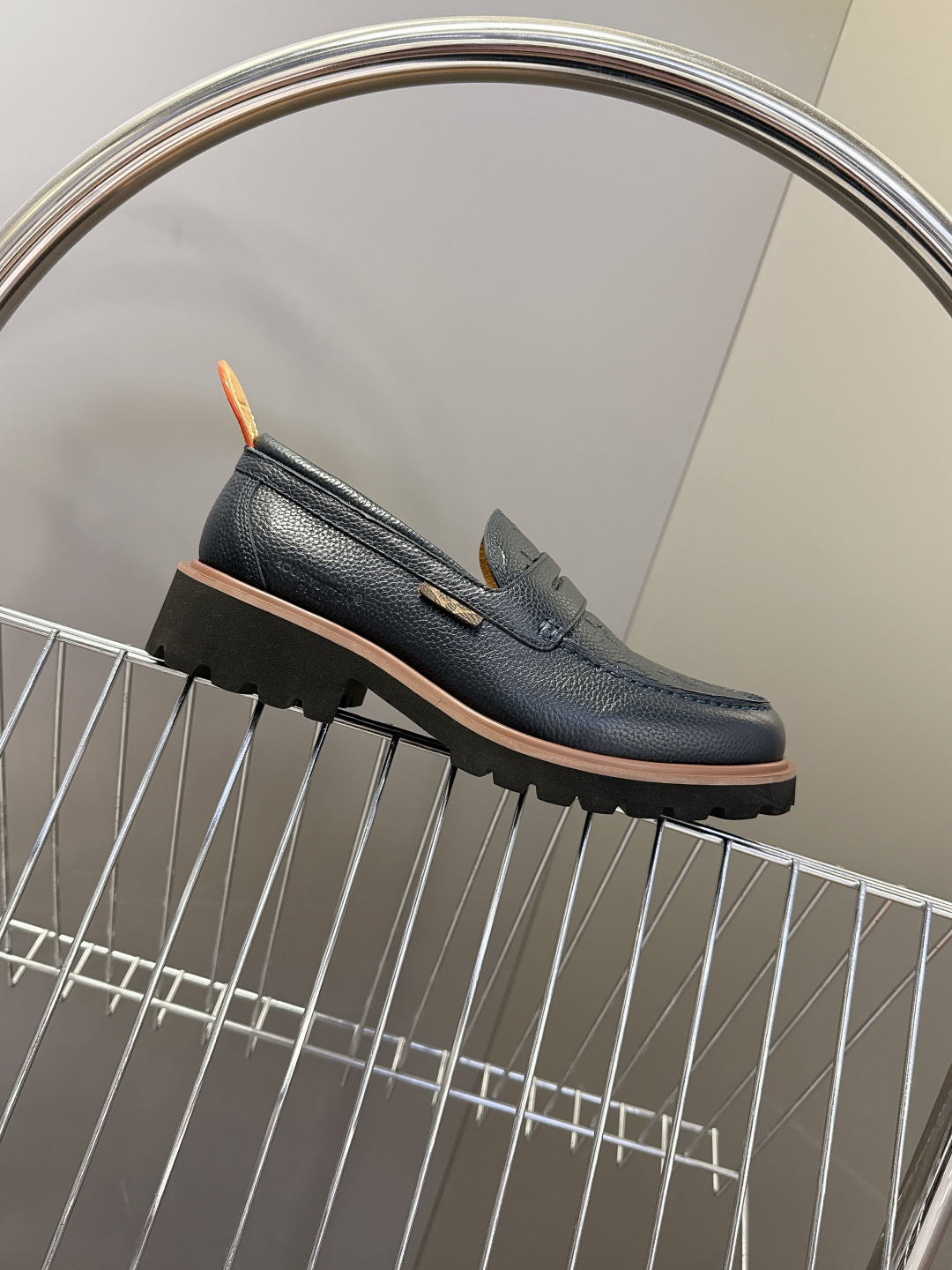 Louis Vuitton路易威登春夏最新款压纹厚底乐福皮鞋 超多明星网红种草 属于品牌标志性的“工装风