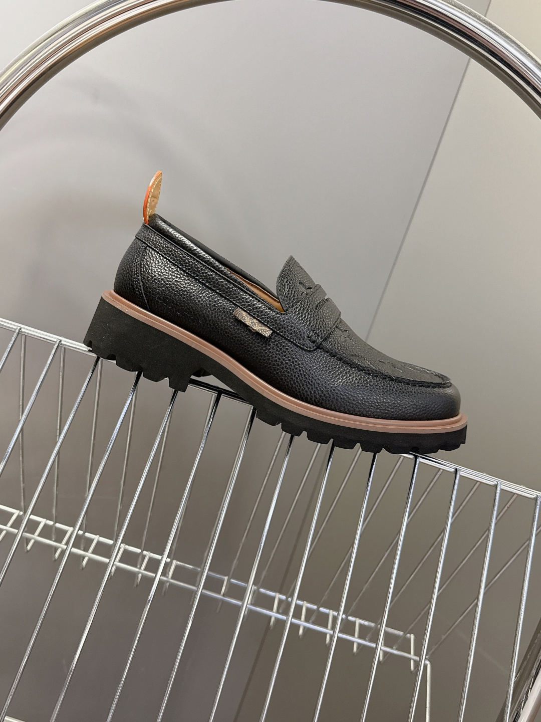 Louis Vuitton路易威登春夏最新款压纹厚底乐福皮鞋 超多明星网红种草 属于品牌标志性的“工装风