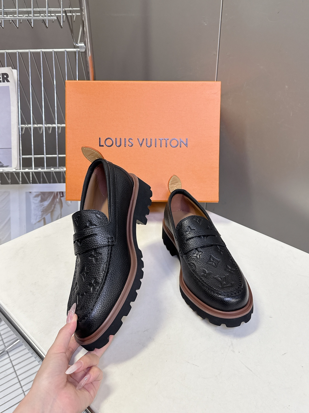 Louis Vuitton路易威登春夏最新款压纹厚底乐福皮鞋 超多明星网红种草 属于品牌标志性的“工装风