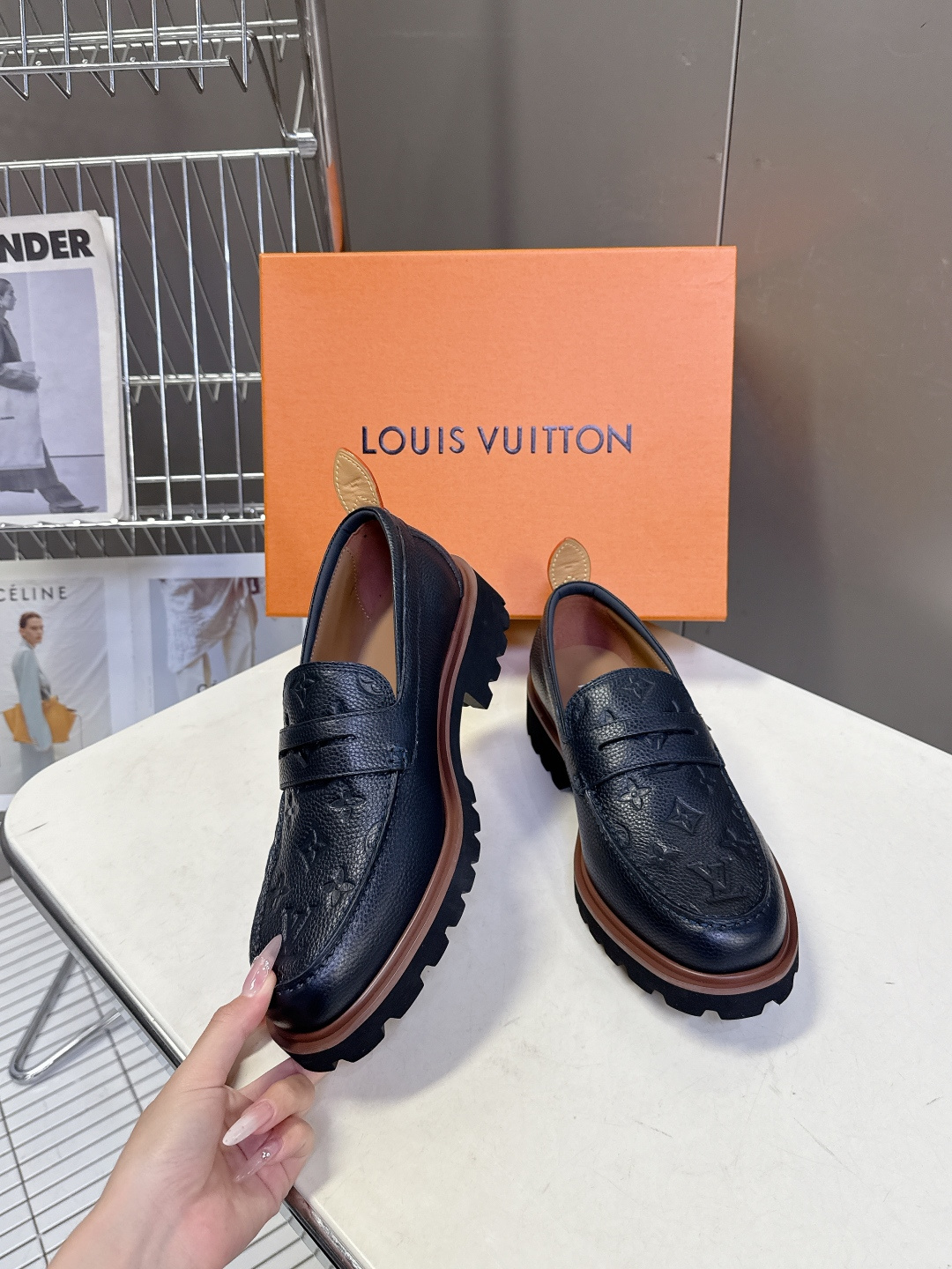 Louis Vuitton路易威登春夏最新款压纹厚底乐福皮鞋 超多明星网红种草 属于品牌标志性的“工装风