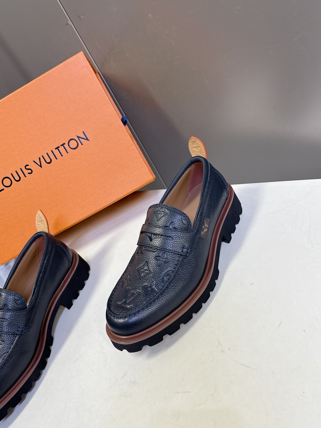 Louis Vuitton路易威登春夏最新款压纹厚底乐福皮鞋 超多明星网红种草 属于品牌标志性的“工装风