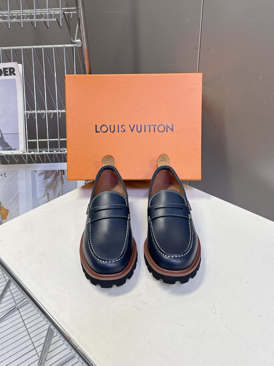 Louis Vuitton路易威登春夏最新款压纹厚底乐福皮鞋 超多明星网红种草 属于品牌标志性的“工装风