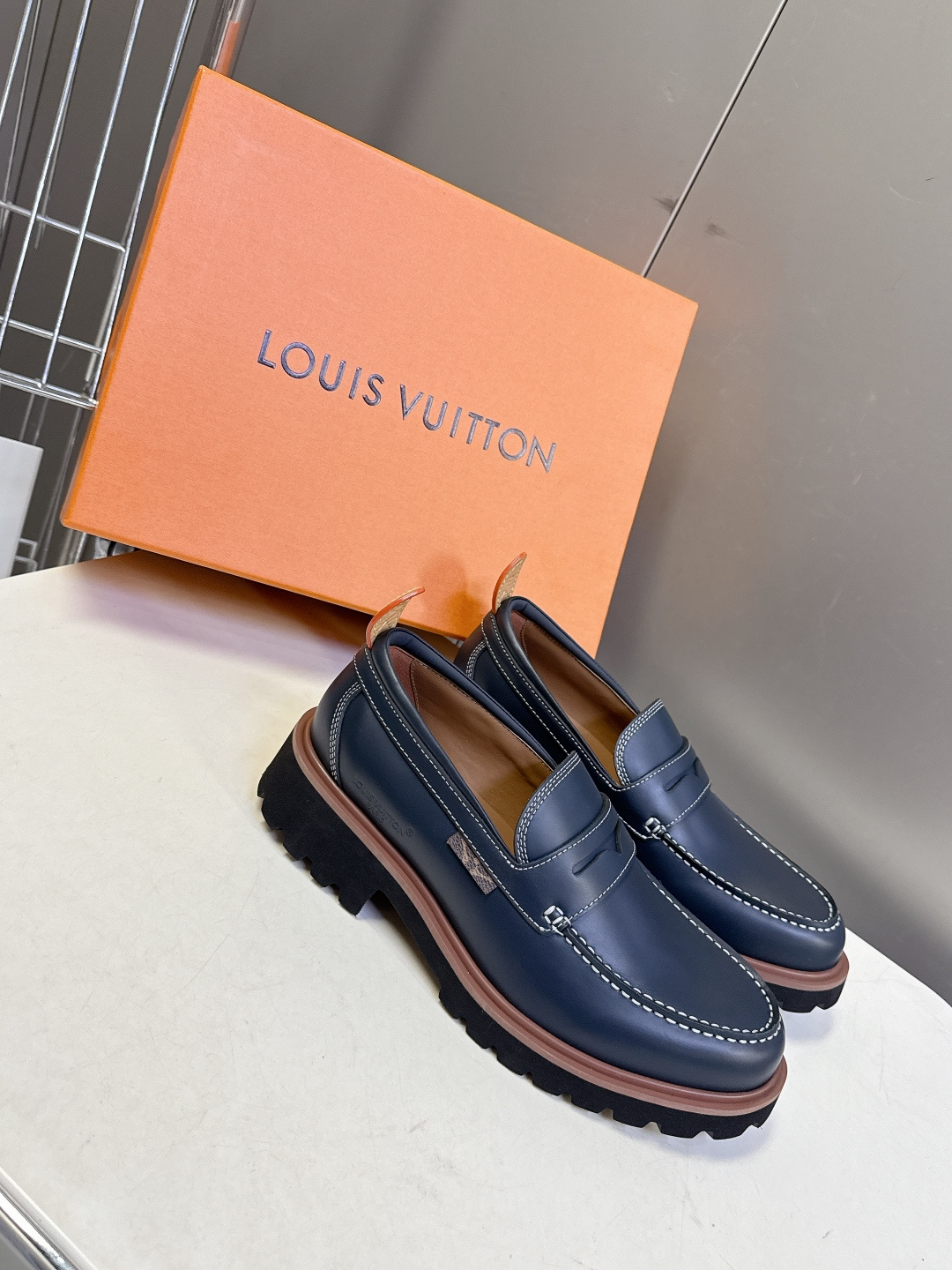 Louis Vuitton路易威登春夏最新款压纹厚底乐福皮鞋 超多明星网红种草 属于品牌标志性的“工装风