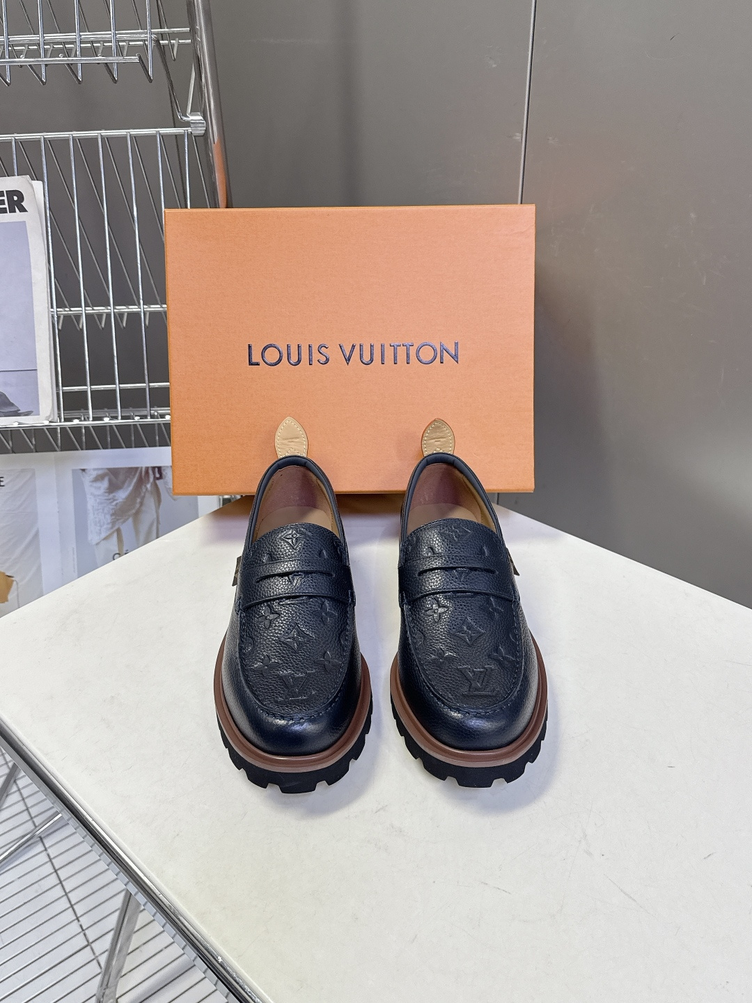 Louis Vuitton路易威登春夏最新款压纹厚底乐福皮鞋 超多明星网红种草 属于品牌标志性的“工装风