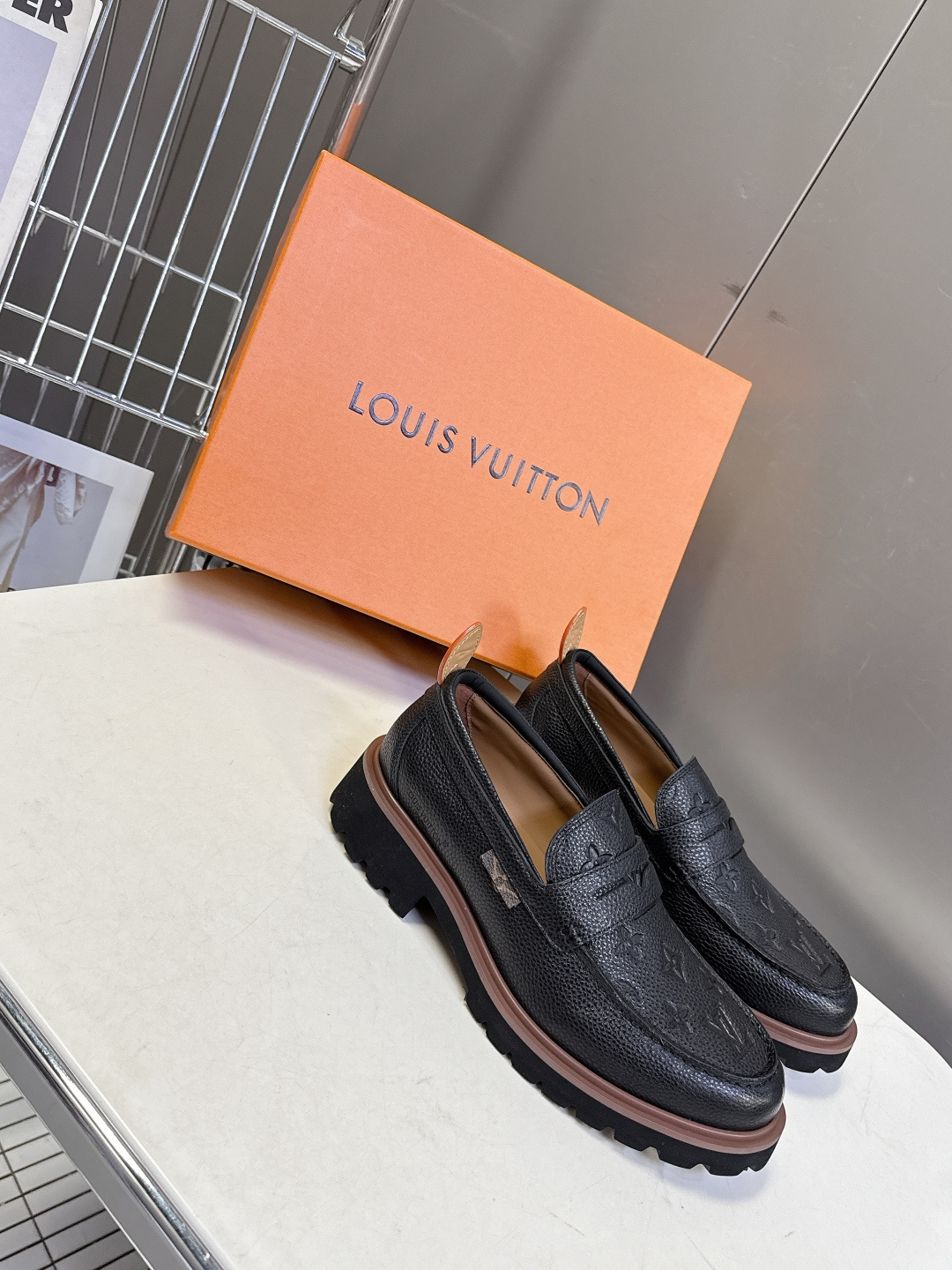 Louis Vuitton路易威登春夏最新款压纹厚底乐福皮鞋 超多明星网红种草 属于品牌标志性的“工装风