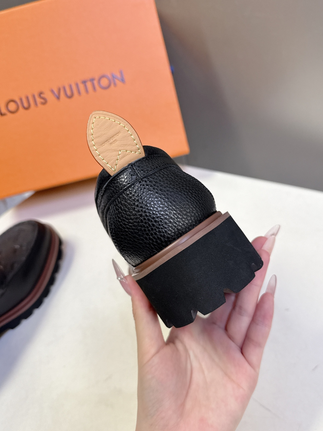 Louis Vuitton路易威登春夏最新款压纹厚底乐福皮鞋 超多明星网红种草 属于品牌标志性的“工装风