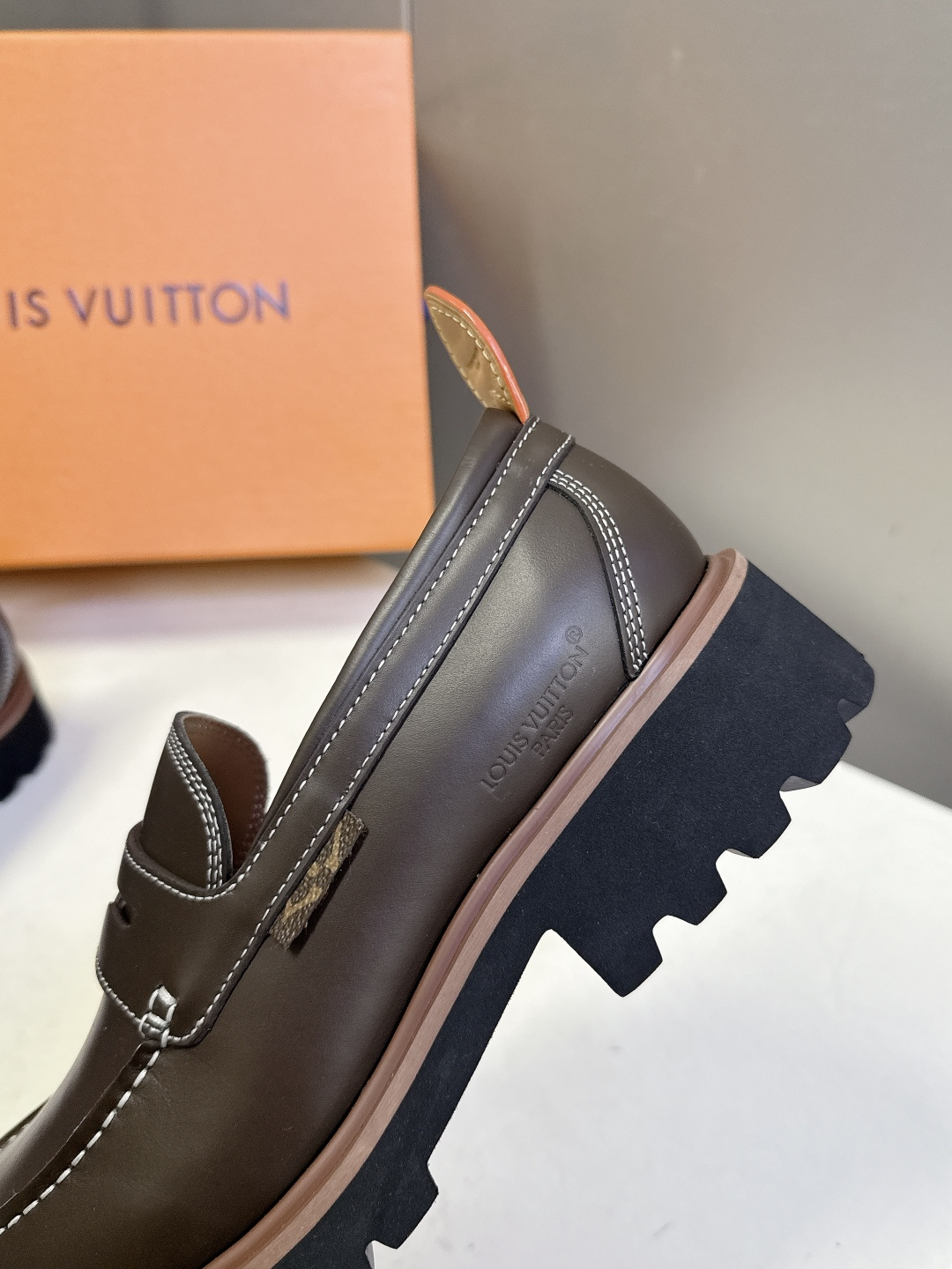 Louis Vuitton路易威登春夏最新款压纹厚底乐福皮鞋 超多明星网红种草 属于品牌标志性的“工装风