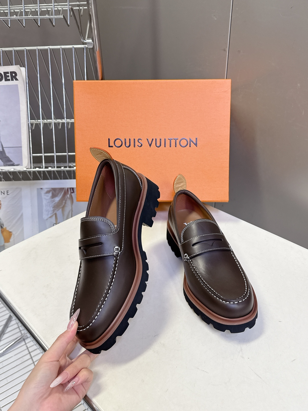 Louis Vuitton路易威登春夏最新款压纹厚底乐福皮鞋 超多明星网红种草 属于品牌标志性的“工装风