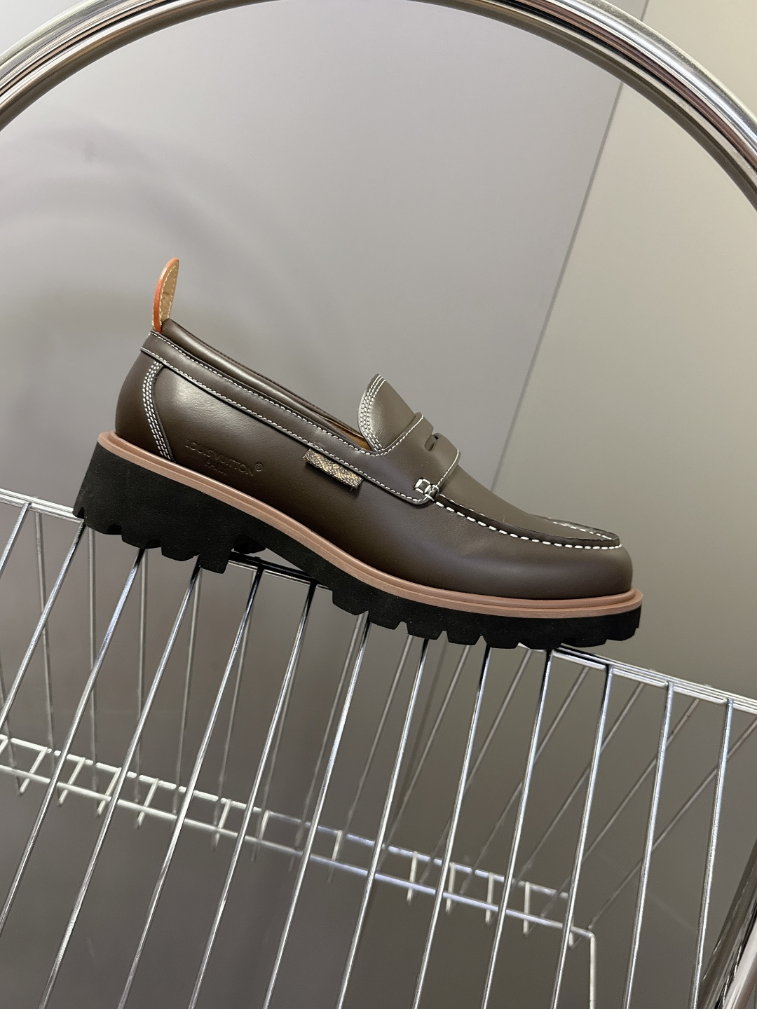 Louis Vuitton路易威登春夏最新款压纹厚底乐福皮鞋 超多明星网红种草 属于品牌标志性的“工装风