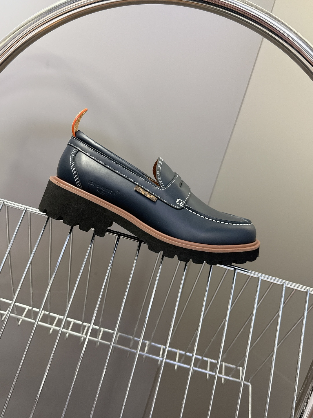 Louis Vuitton路易威登春夏最新款压纹厚底乐福皮鞋 超多明星网红种草 属于品牌标志性的“工装风