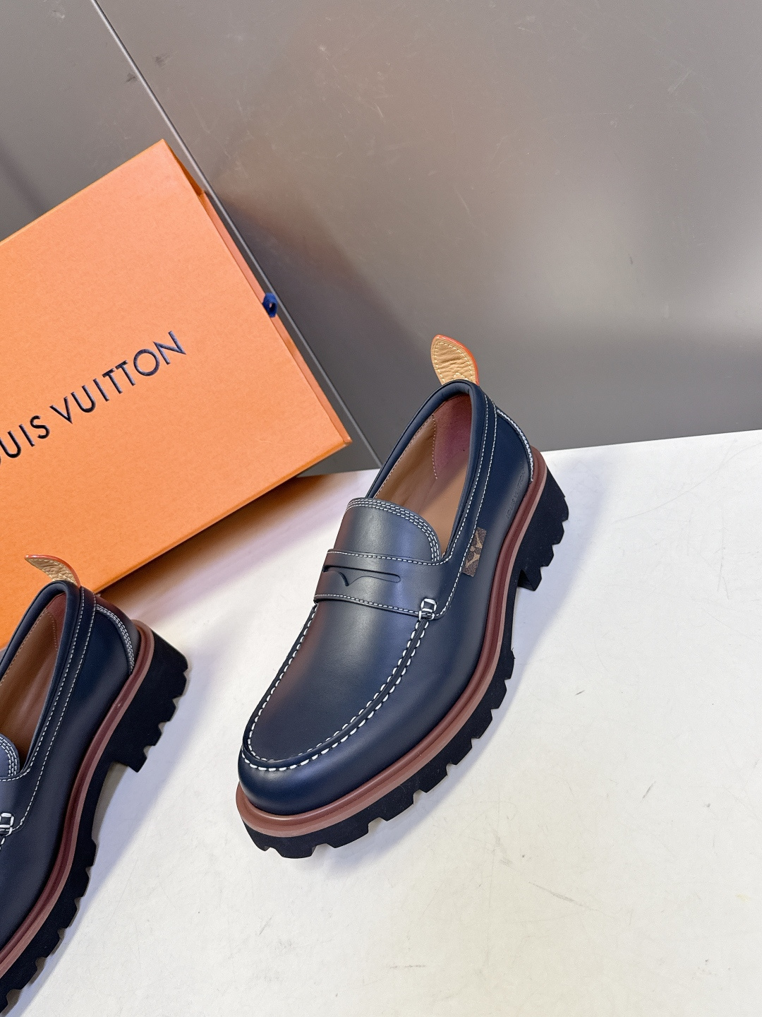 Louis Vuitton路易威登春夏最新款压纹厚底乐福皮鞋 超多明星网红种草 属于品牌标志性的“工装风