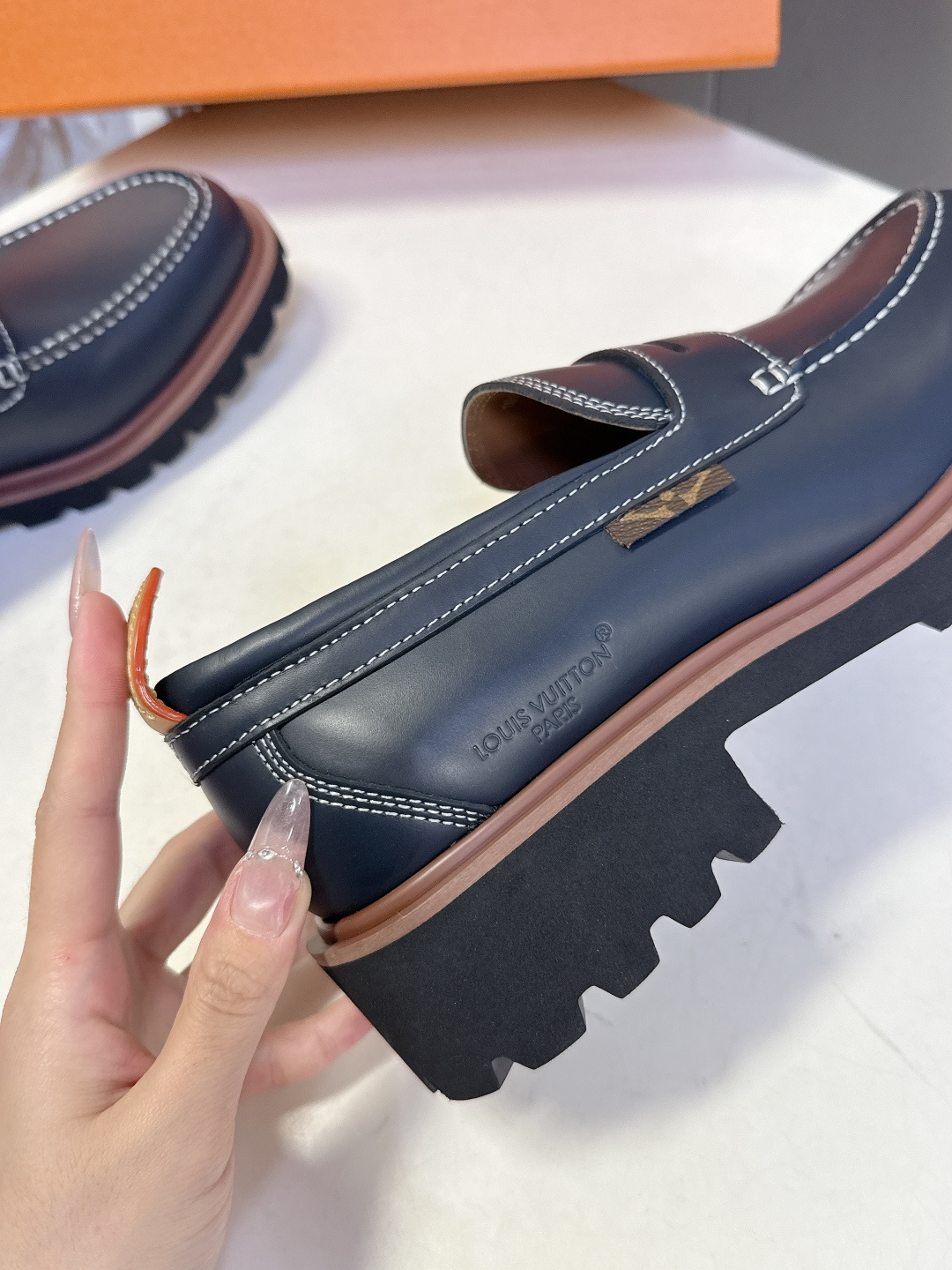 Louis Vuitton路易威登春夏最新款压纹厚底乐福皮鞋 超多明星网红种草 属于品牌标志性的“工装风