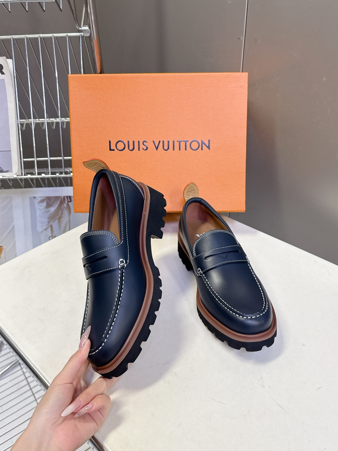 Louis Vuitton路易威登春夏最新款压纹厚底乐福皮鞋 超多明星网红种草 属于品牌标志性的“工装风