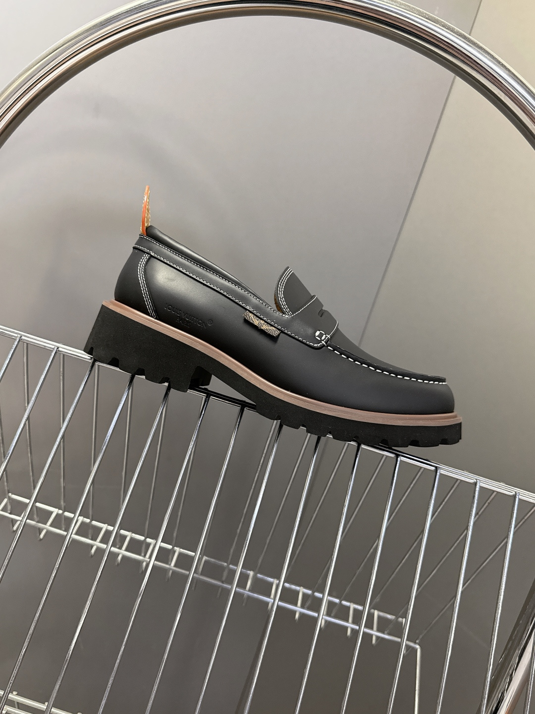 Louis Vuitton路易威登春夏最新款压纹厚底乐福皮鞋 超多明星网红种草 属于品牌标志性的“工装风