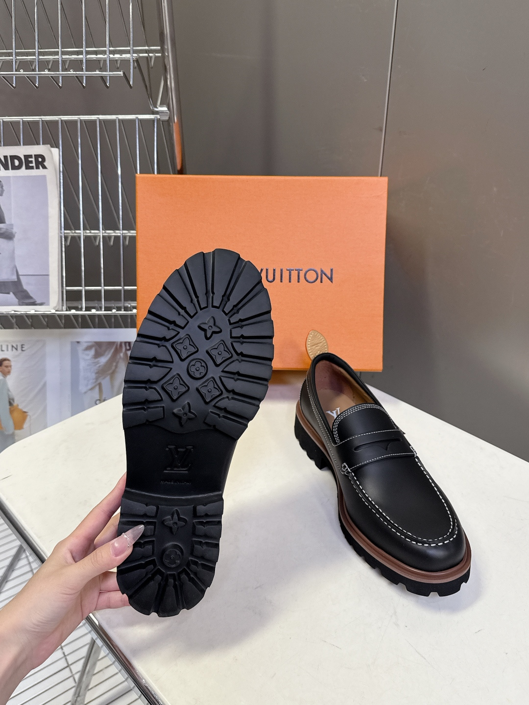 Louis Vuitton路易威登春夏最新款压纹厚底乐福皮鞋 超多明星网红种草 属于品牌标志性的“工装风