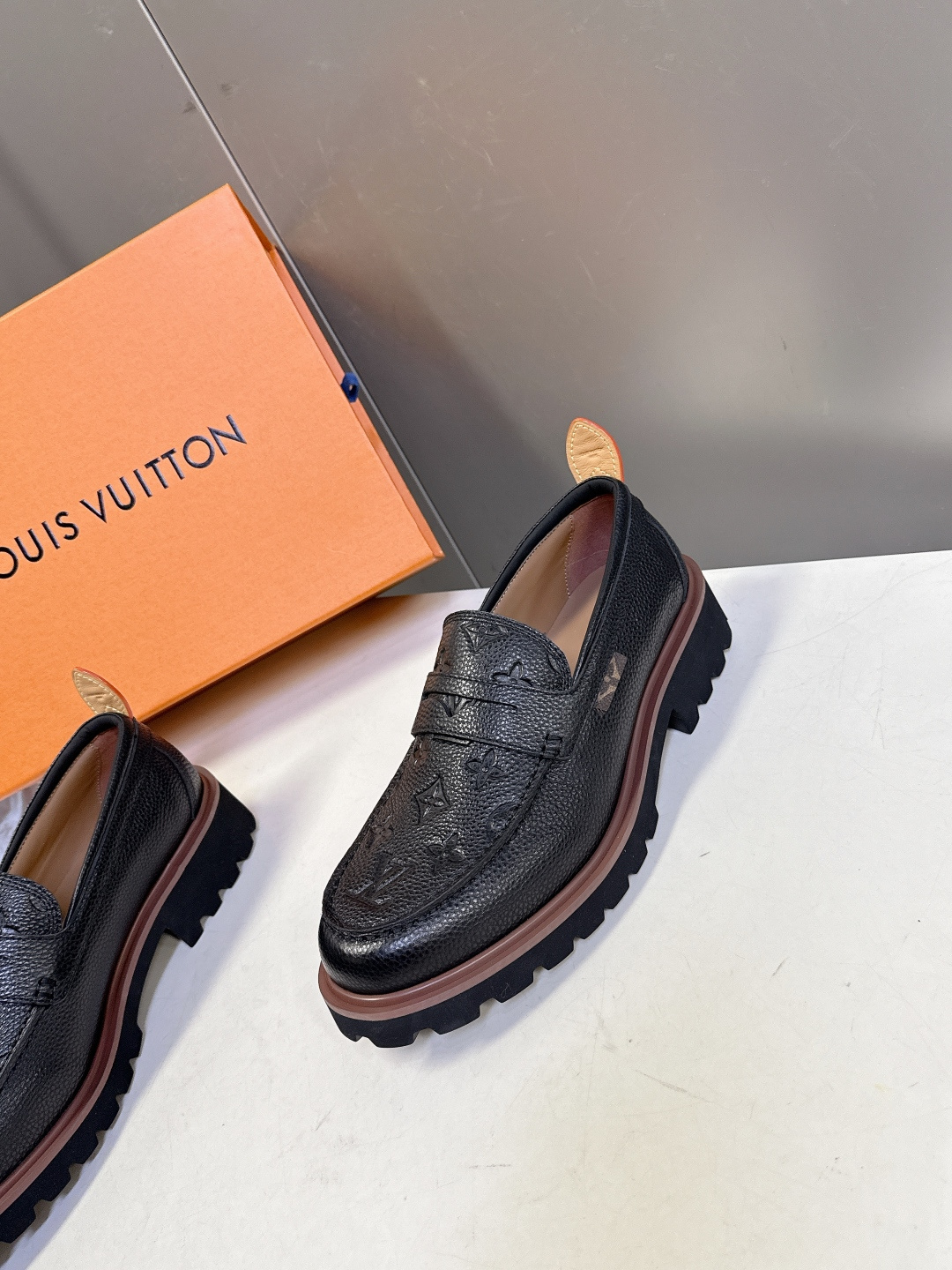 Louis Vuitton路易威登春夏最新款压纹厚底乐福皮鞋 超多明星网红种草 属于品牌标志性的“工装风