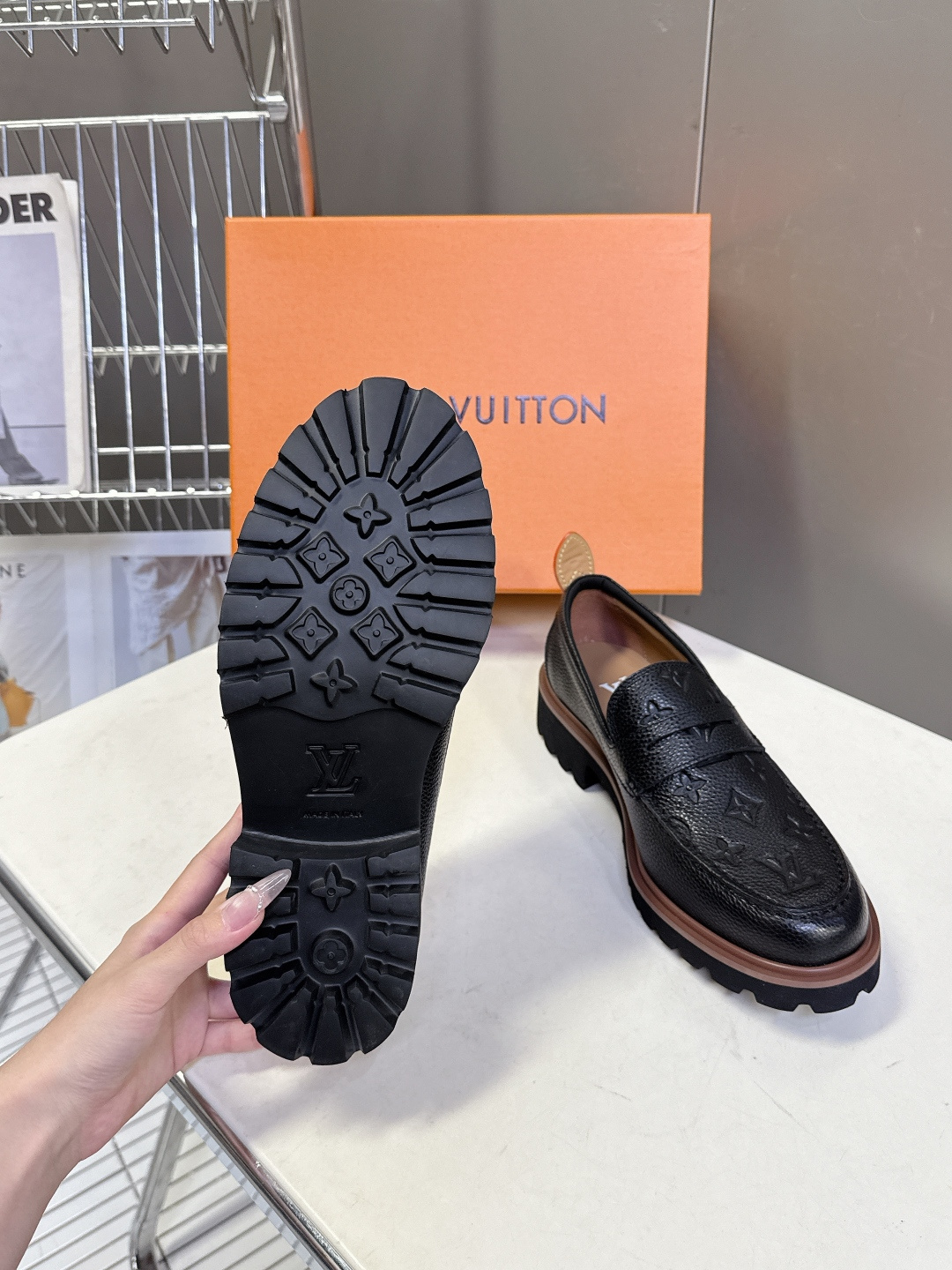 Louis Vuitton路易威登春夏最新款压纹厚底乐福皮鞋 超多明星网红种草 属于品牌标志性的“工装风