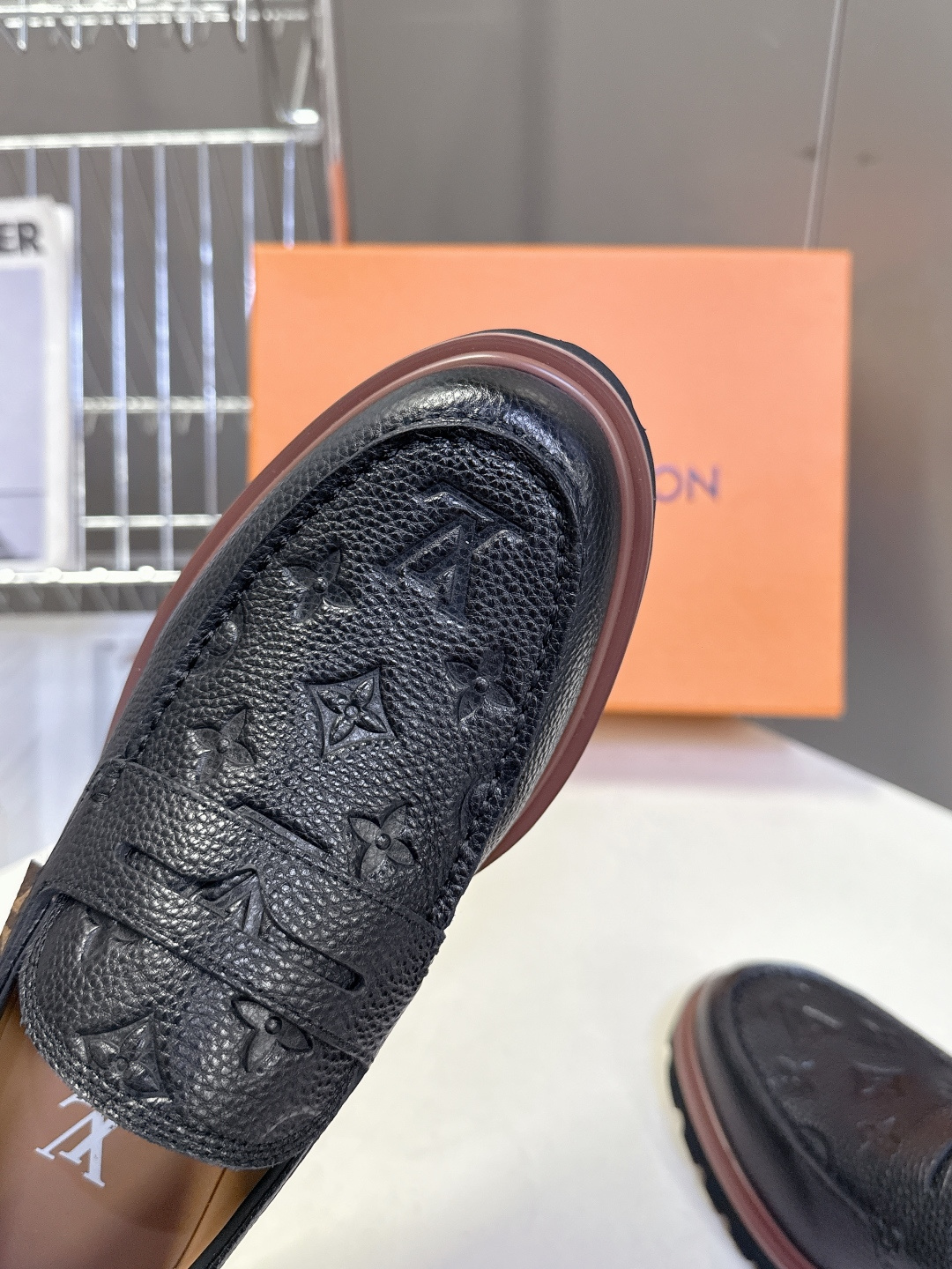 Louis Vuitton路易威登春夏最新款压纹厚底乐福皮鞋 超多明星网红种草 属于品牌标志性的“工装风