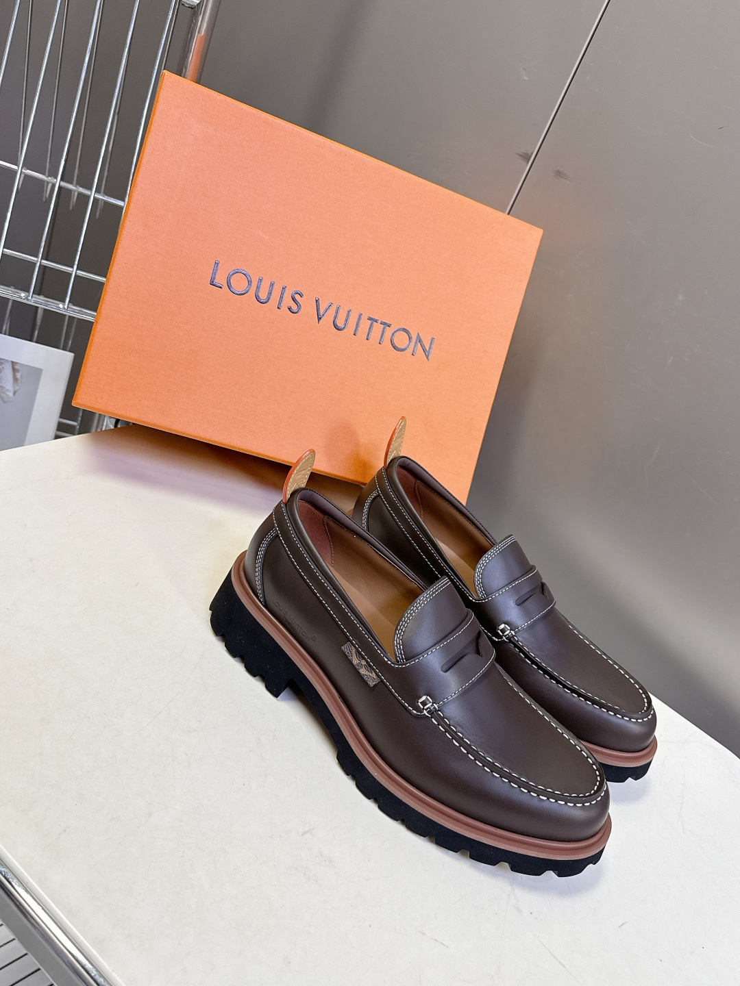 Louis Vuitton路易威登春夏最新款压纹厚底乐福皮鞋 超多明星网红种草 属于品牌标志性的“工装风