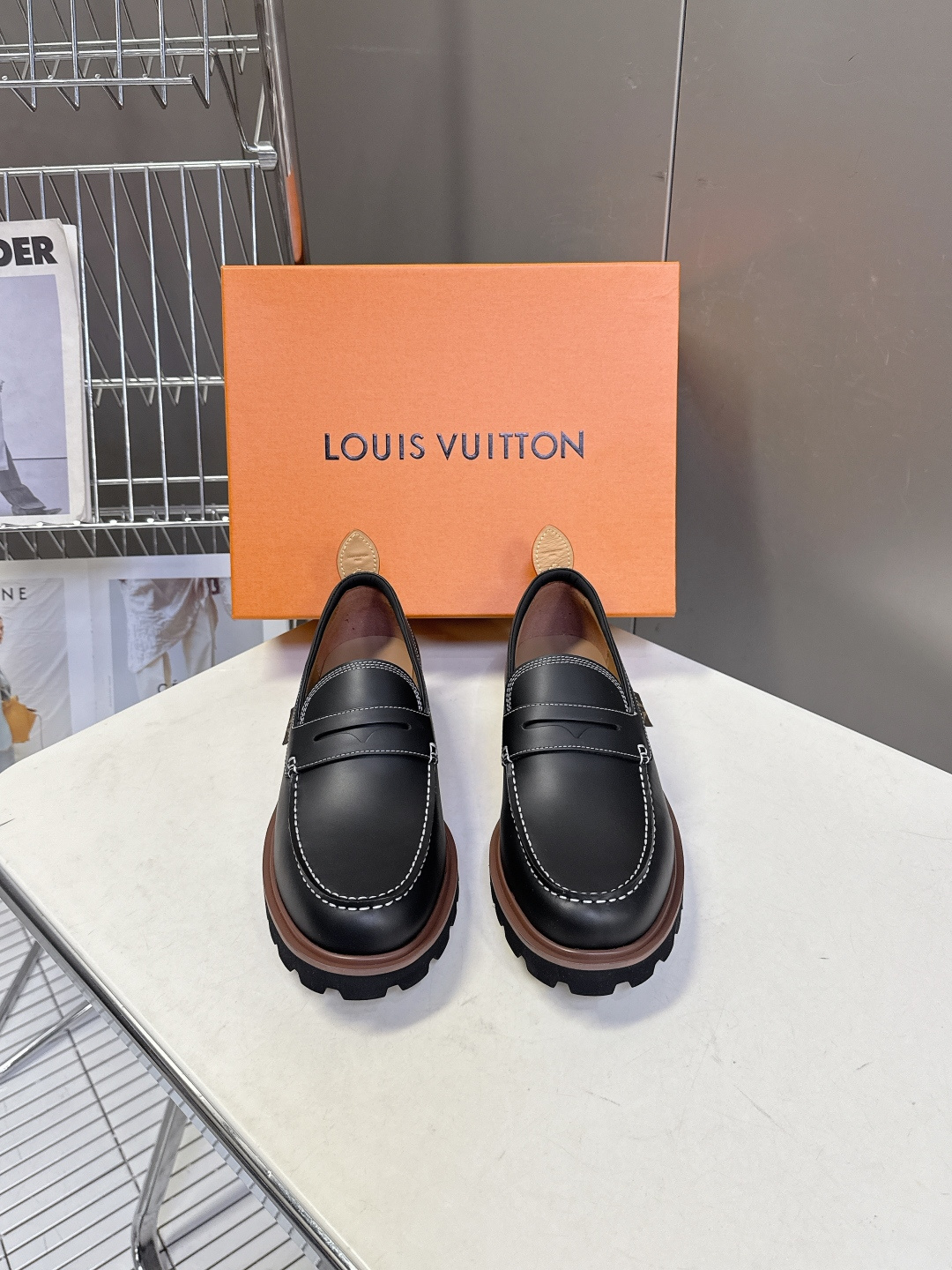 Louis Vuitton路易威登春夏最新款压纹厚底乐福皮鞋 超多明星网红种草 属于品牌标志性的“工装风