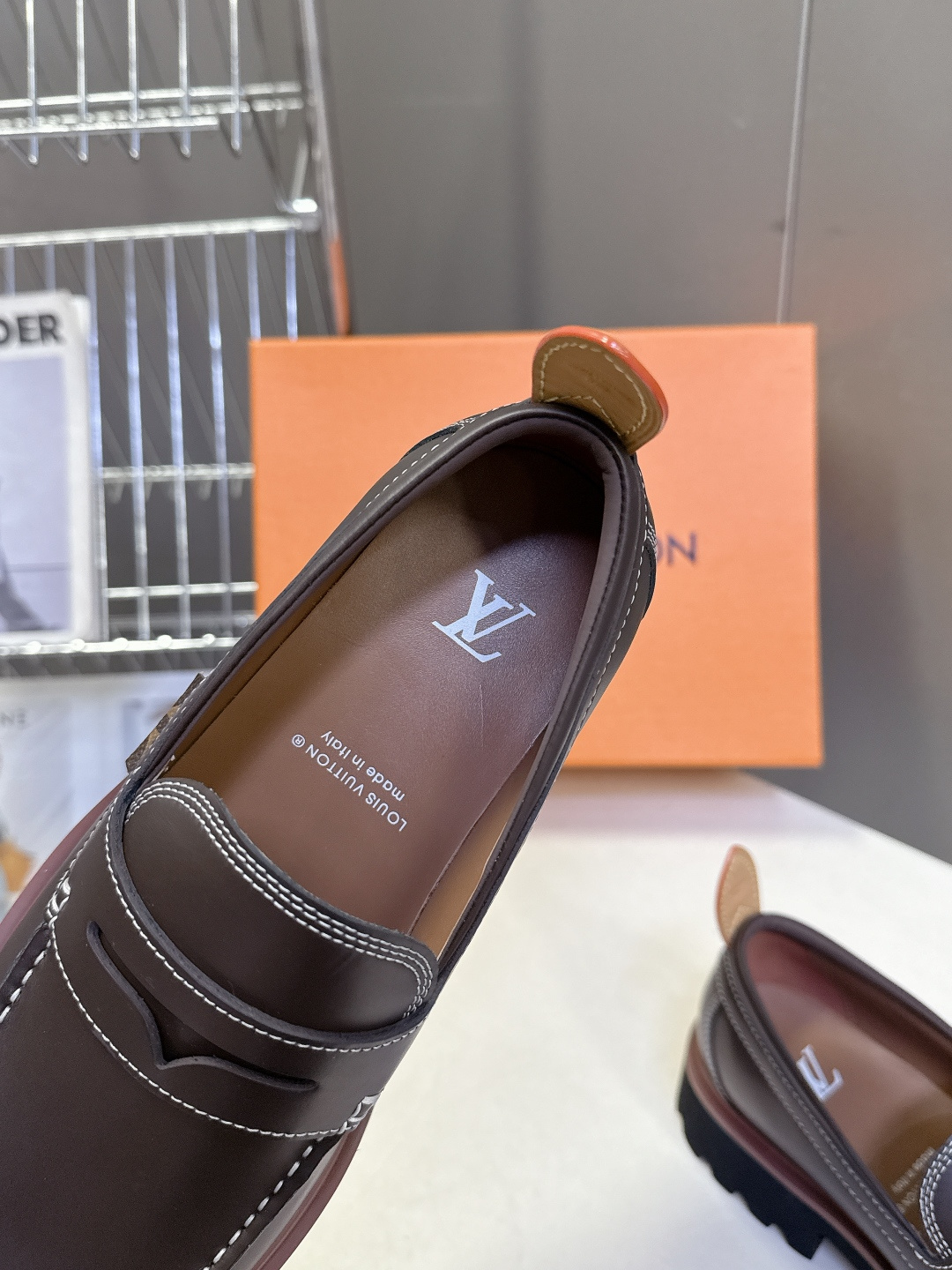 Louis Vuitton路易威登春夏最新款压纹厚底乐福皮鞋 超多明星网红种草 属于品牌标志性的“工装风