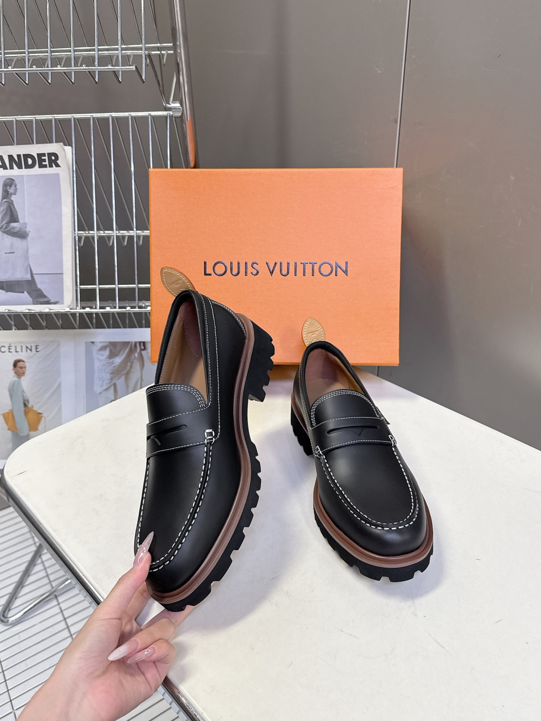 Louis Vuitton路易威登春夏最新款压纹厚底乐福皮鞋 超多明星网红种草 属于品牌标志性的“工装风