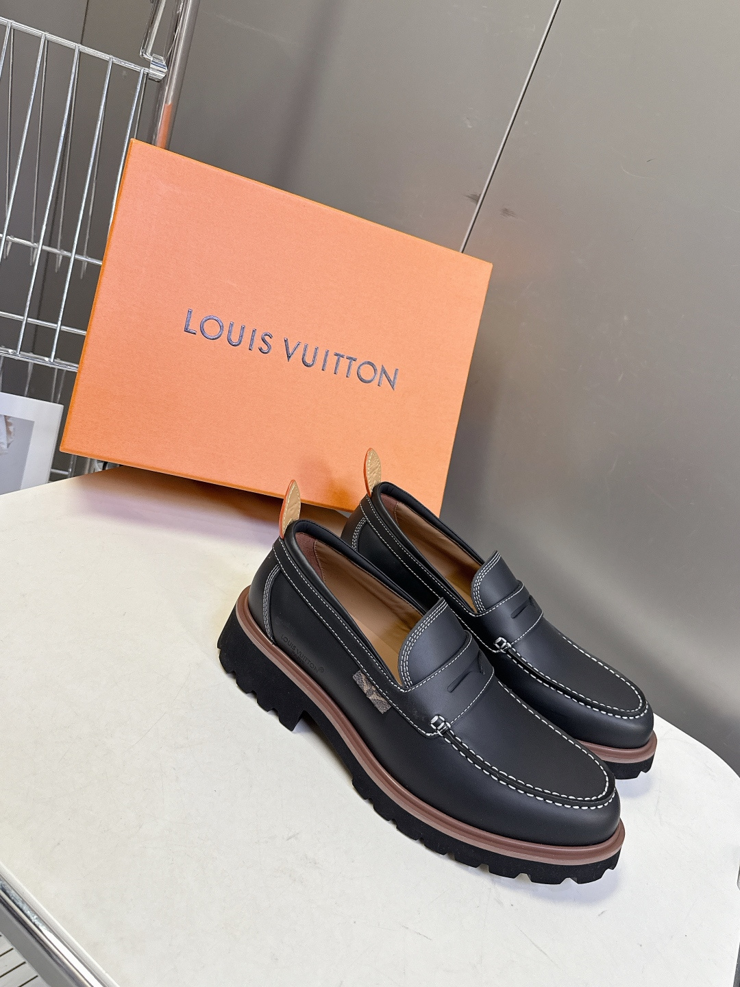 Louis Vuitton路易威登春夏最新款压纹厚底乐福皮鞋 超多明星网红种草 属于品牌标志性的“工装风