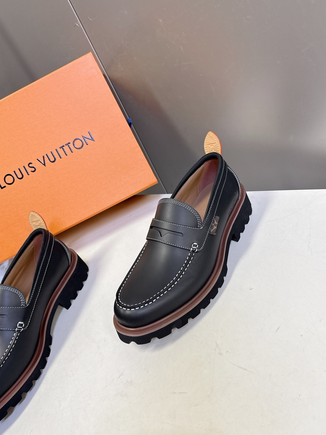 Louis Vuitton路易威登春夏最新款压纹厚底乐福皮鞋 超多明星网红种草 属于品牌标志性的“工装风