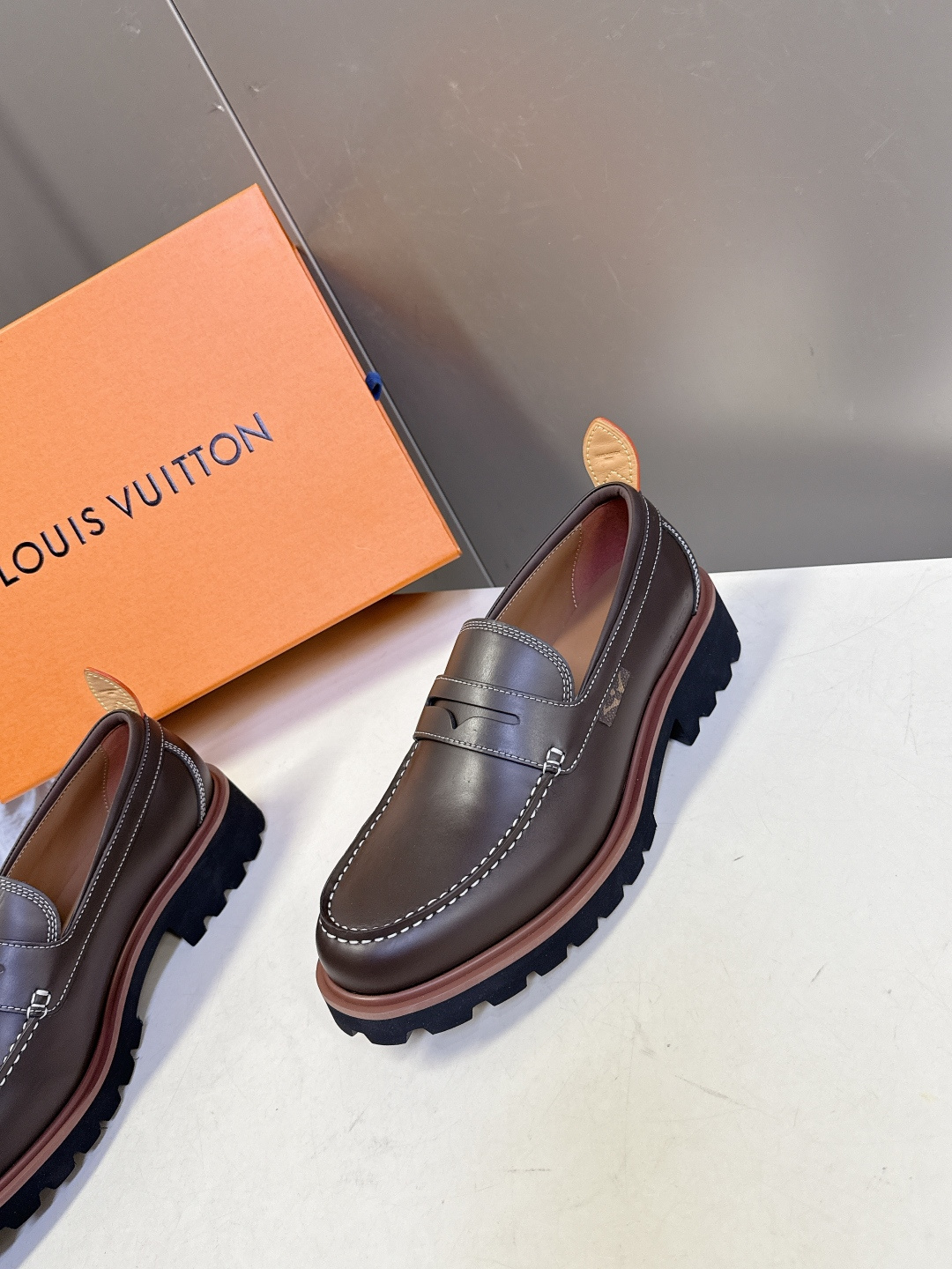 Louis Vuitton路易威登春夏最新款压纹厚底乐福皮鞋 超多明星网红种草 属于品牌标志性的“工装风