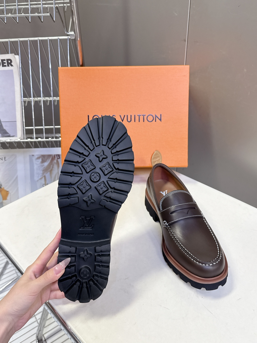 Louis Vuitton路易威登春夏最新款压纹厚底乐福皮鞋 超多明星网红种草 属于品牌标志性的“工装风