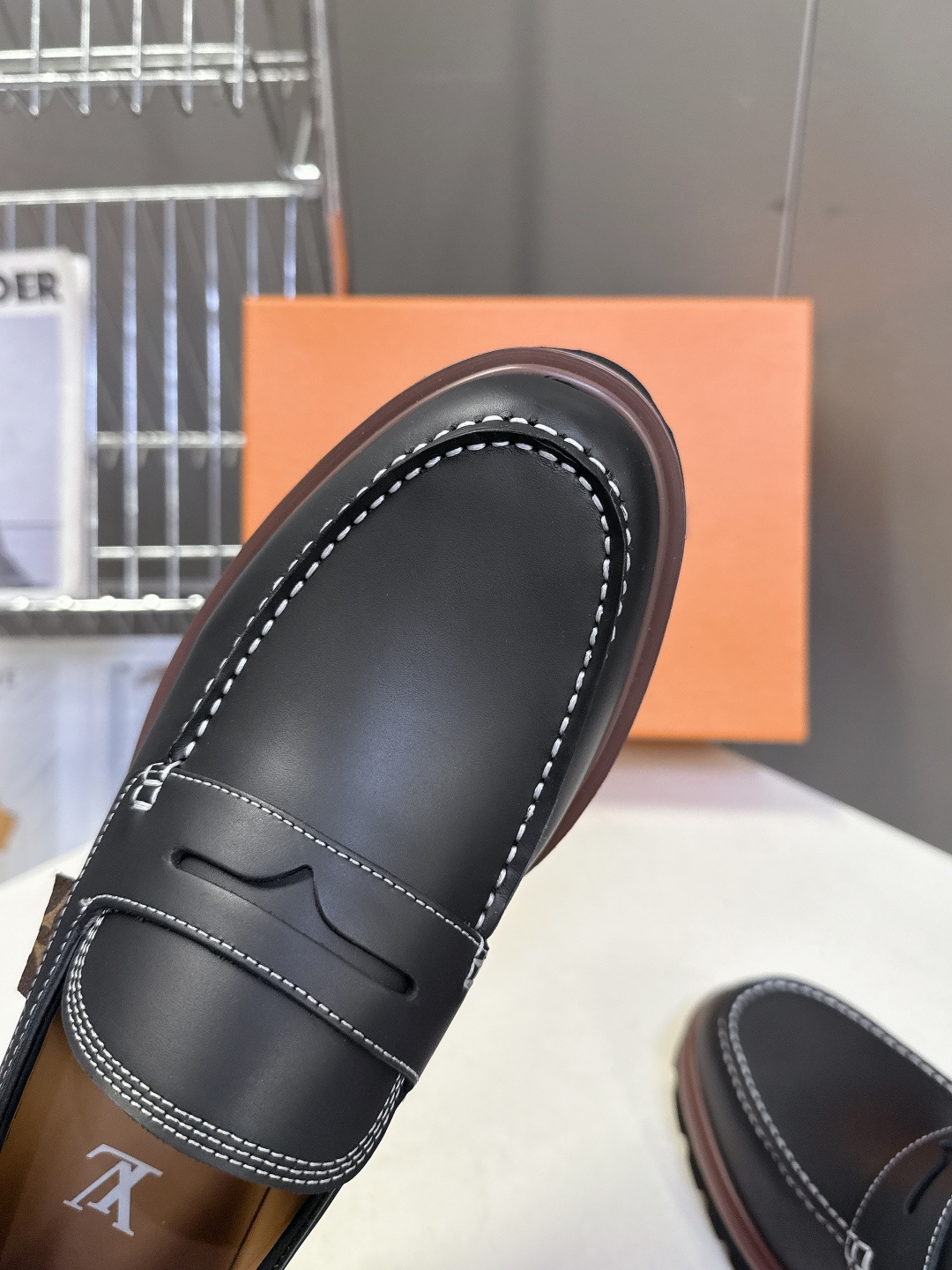 Louis Vuitton路易威登春夏最新款压纹厚底乐福皮鞋 超多明星网红种草 属于品牌标志性的“工装风