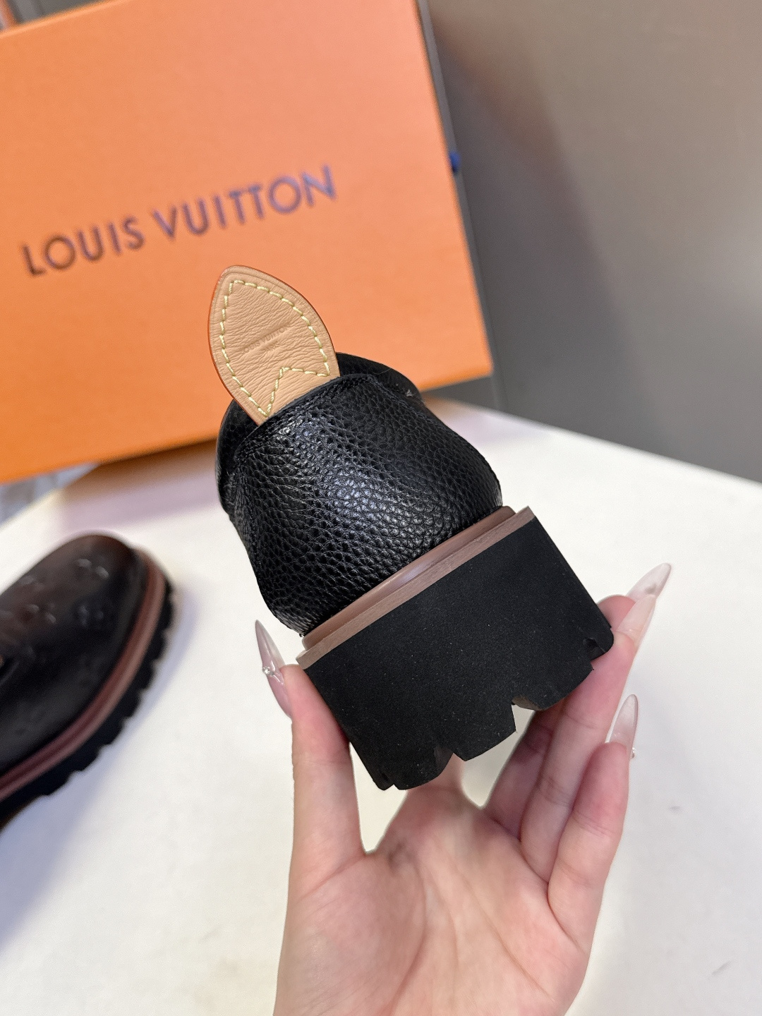 Louis Vuitton路易威登春夏最新款压纹厚底德比皮鞋 超多明星网红种草 属于品牌标志性的“工装风