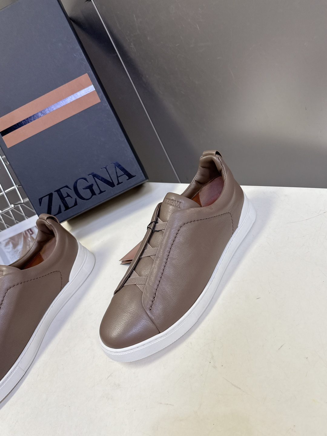 杰尼亚Ermenegildo Zegna春夏最新款一脚蹬休闲鞋超多明星网红种草 属于品牌标志性的“老钱风