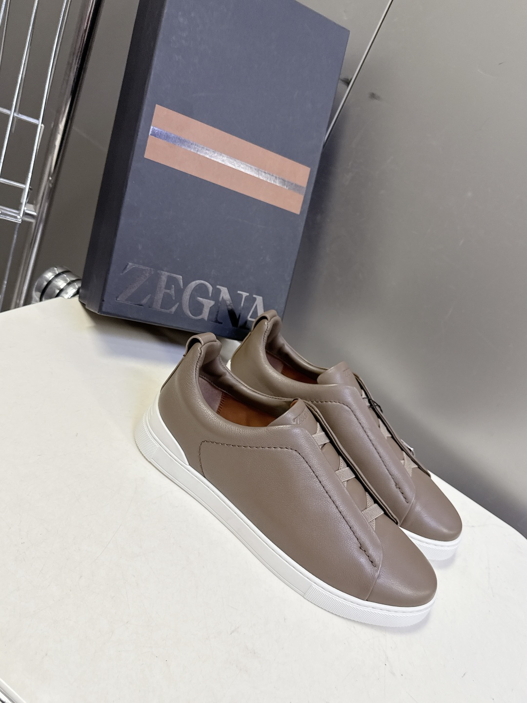 杰尼亚Ermenegildo Zegna春夏最新款一脚蹬休闲鞋超多明星网红种草 属于品牌标志性的“老钱风