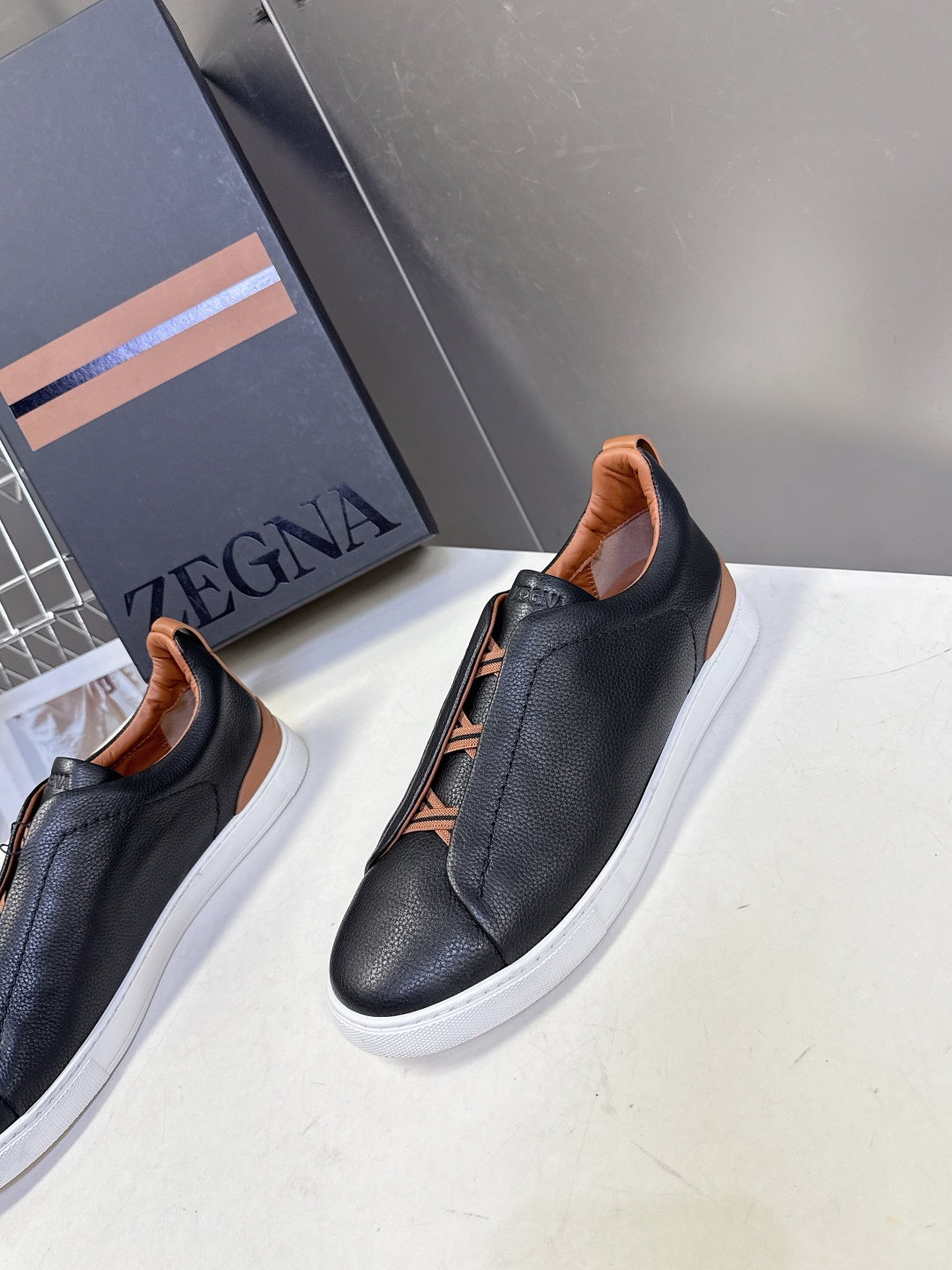 杰尼亚Ermenegildo Zegna春夏最新款一脚蹬休闲鞋超多明星网红种草 属于品牌标志性的“老钱风